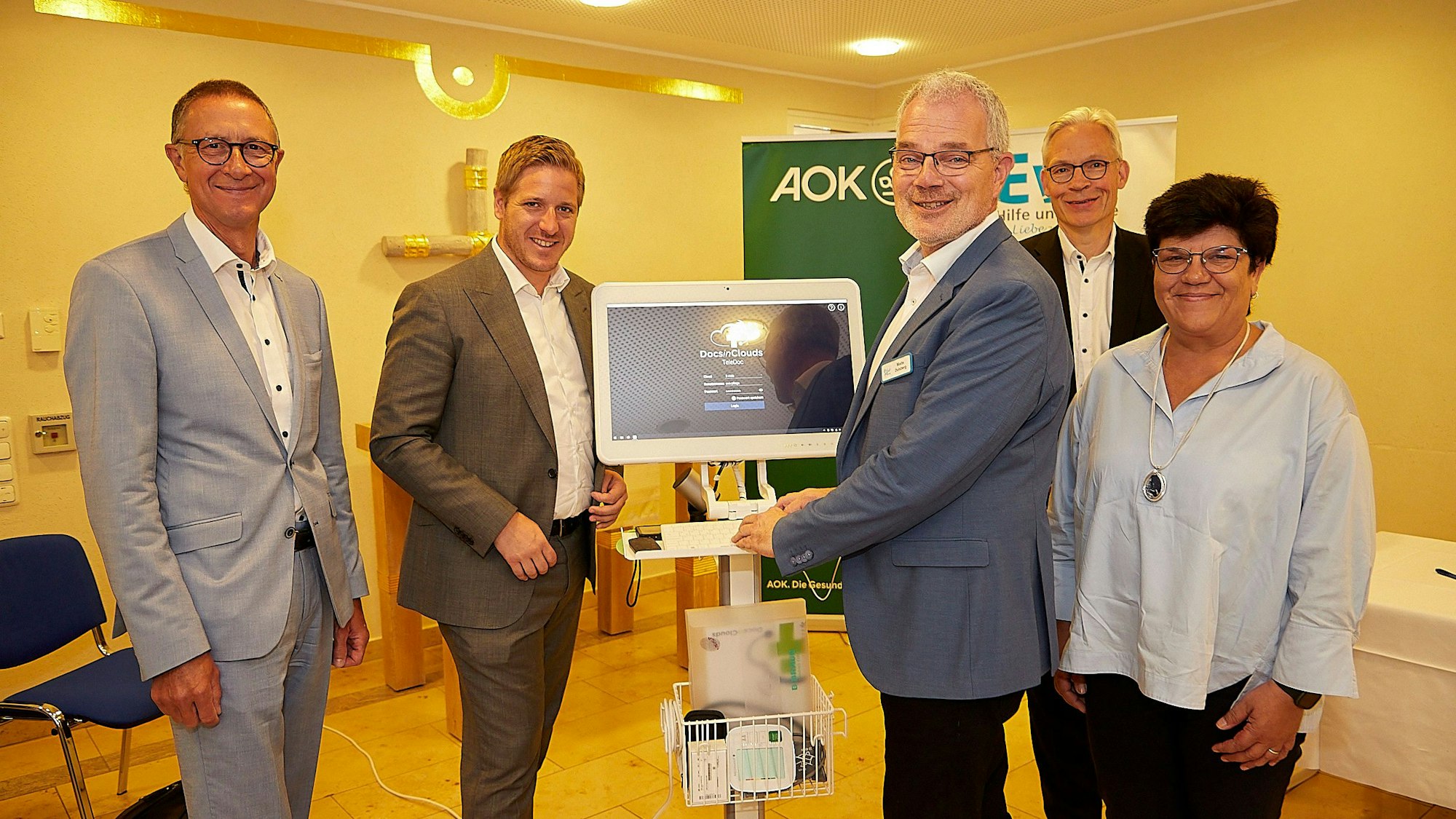 Helmut Schneider (von links), Markus Ramers, Malte Duisberg, Matthias Mohrmann und Claudia Moll stehen um einen Bildschirm herum.