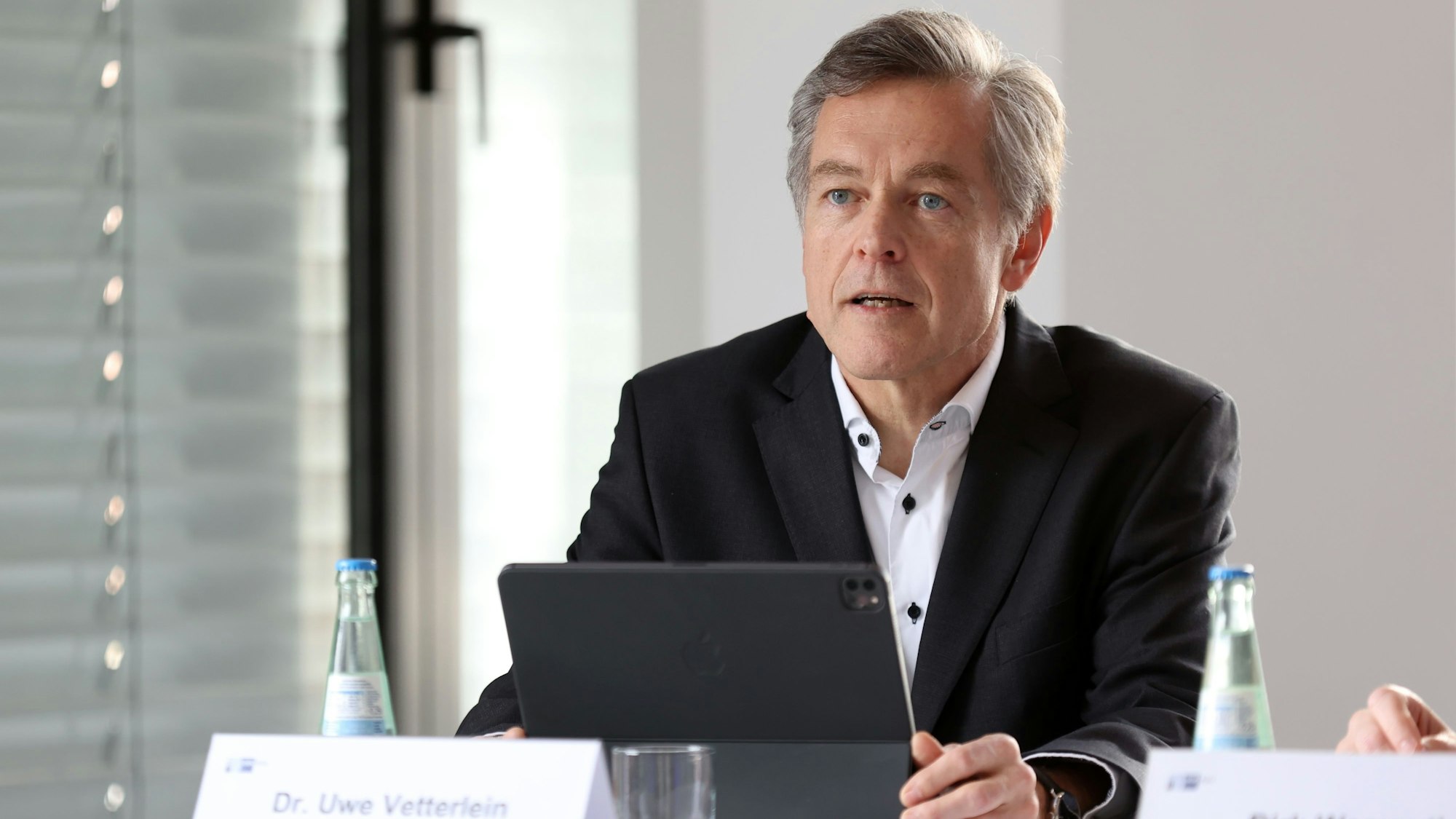 17.03.2023
Köln:
PK in der IHK
ARBEITGEBER KÖLN, DGB, Handwerkskammer zu Köln und Industrie- und Handelskammer ziehen eine Halbzeitbilanz nach zwei Jahren Ratsbündnis aus Grünen, CDU und Volt
Dr. Uwe Vetterlein