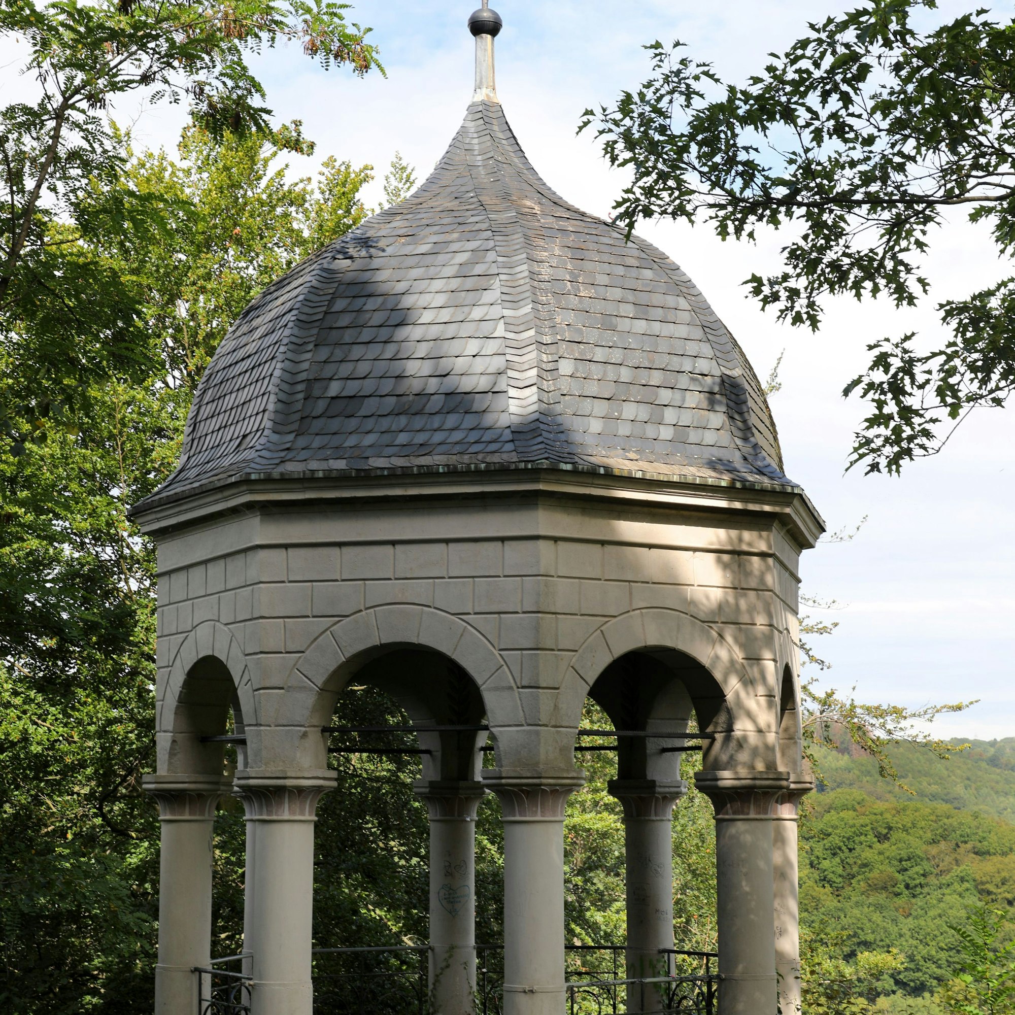 Eins der „Tempelchen" im Tal der Wupper steht auf einer Lichtung.