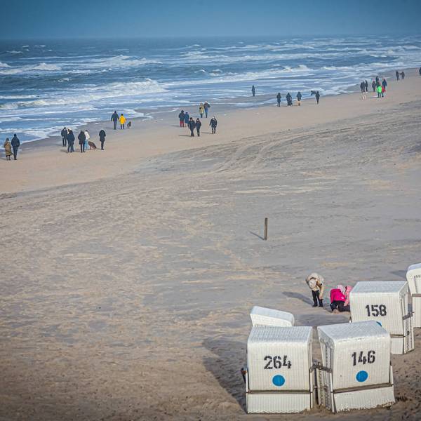 Blick auf einen Strand auf Sylt bei Kampen. Am Freitagmorgen (7. Juli) ist ein 85-Jähriger bei einem Badeunfall in der Nordsee gestorben. (Symbolbild)