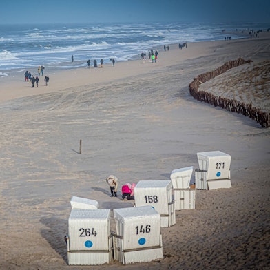Blick auf einen Strand auf Sylt bei Kampen. Am Freitagmorgen (7. Juli) ist ein 85-Jähriger bei einem Badeunfall in der Nordsee gestorben. (Symbolbild)