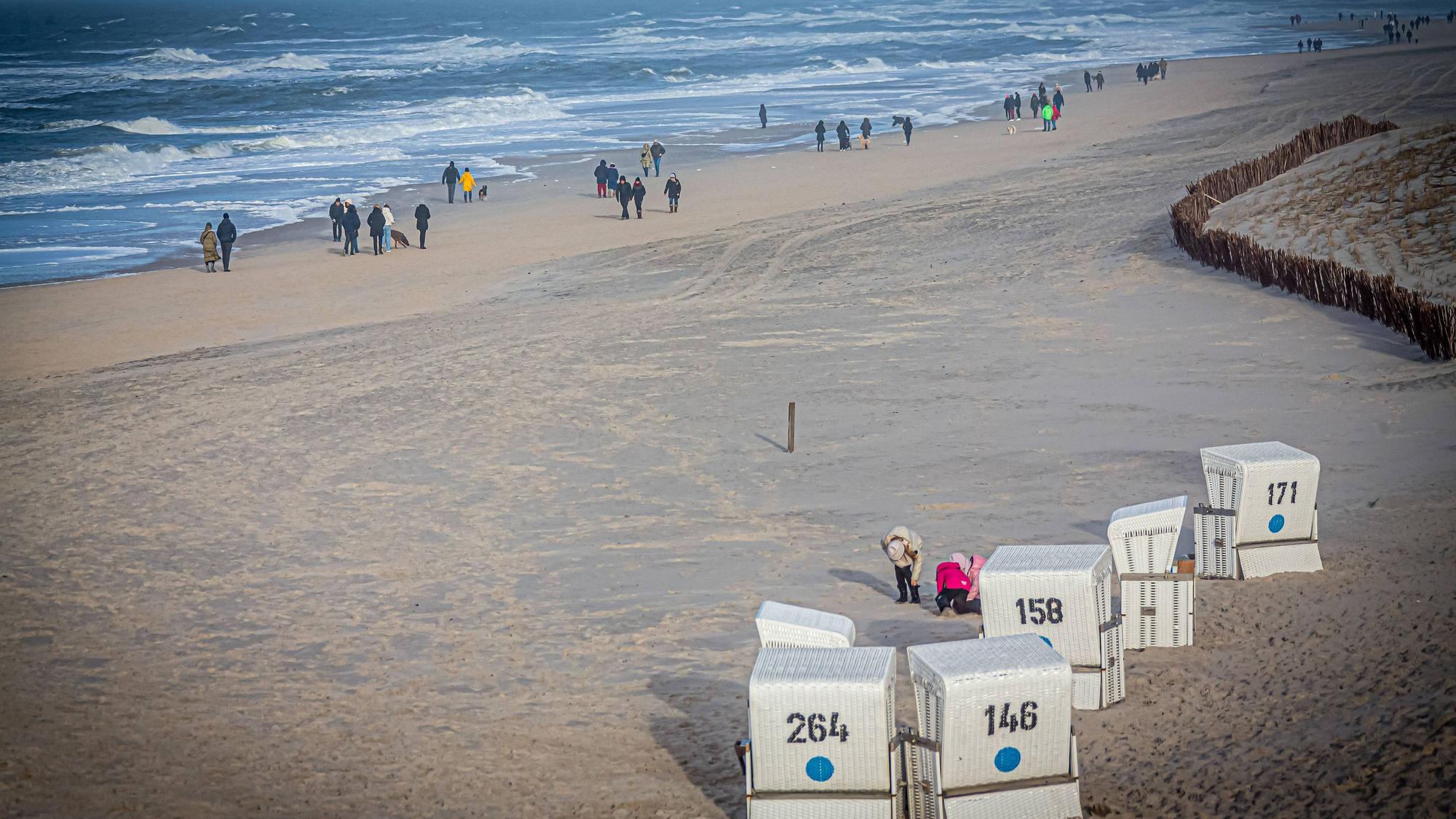 Strand und Strandkoerbe bei Sturm in Kampen auf Sylt.