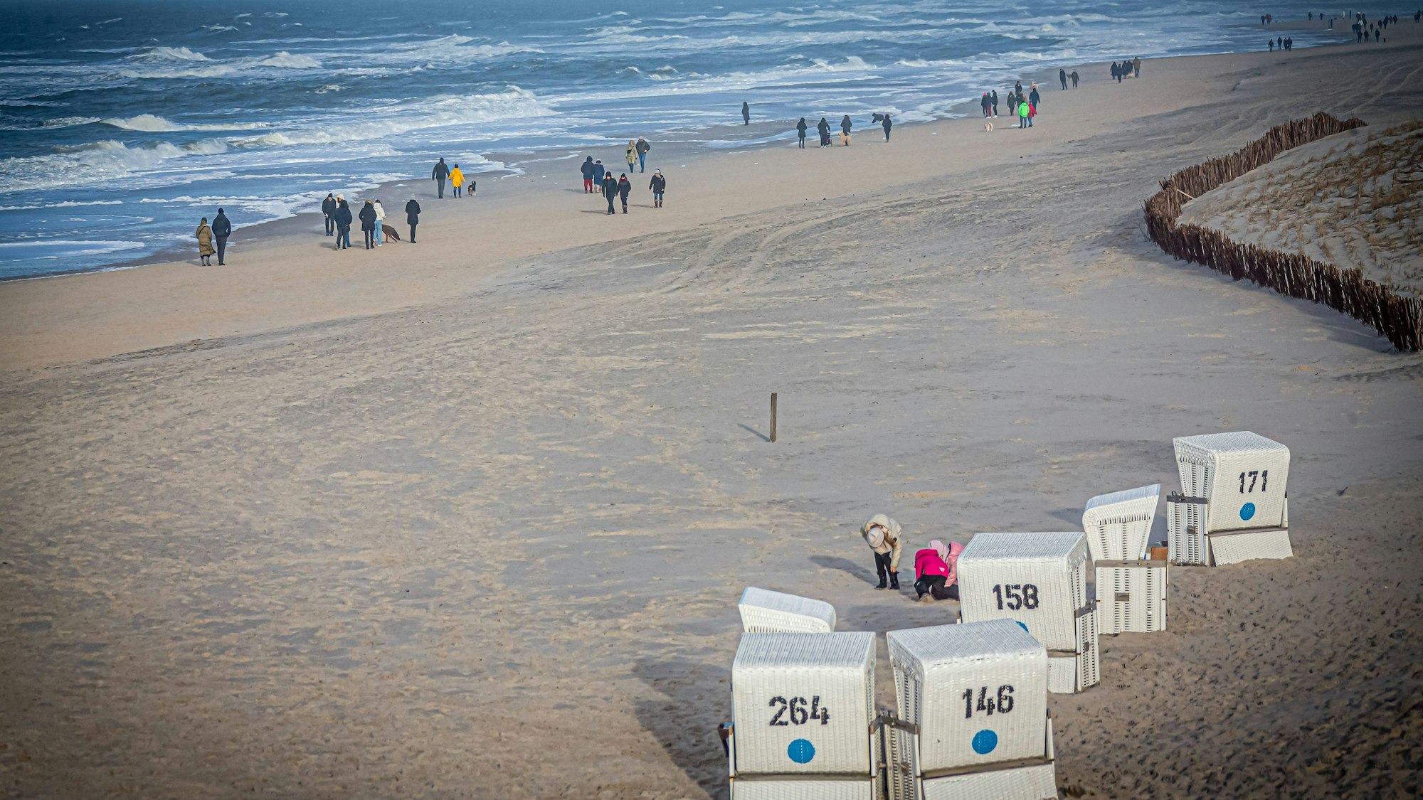 Strand und Strandkoerbe bei Sturm in Kampen auf Sylt.