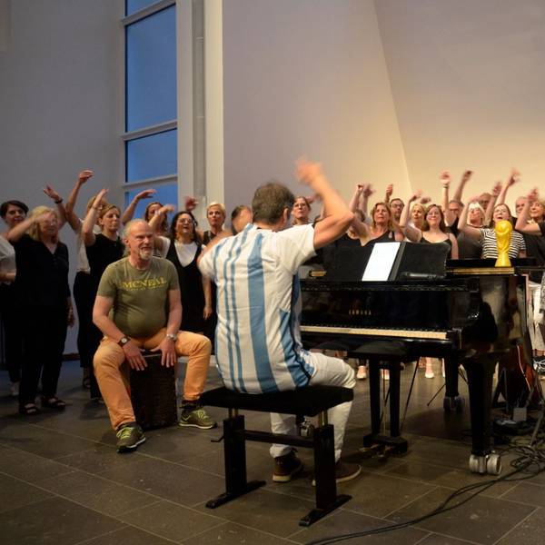 Der Querbeat Chor singt beim Sommerkonzert den argentinischen WM-Song „Muchachos“.