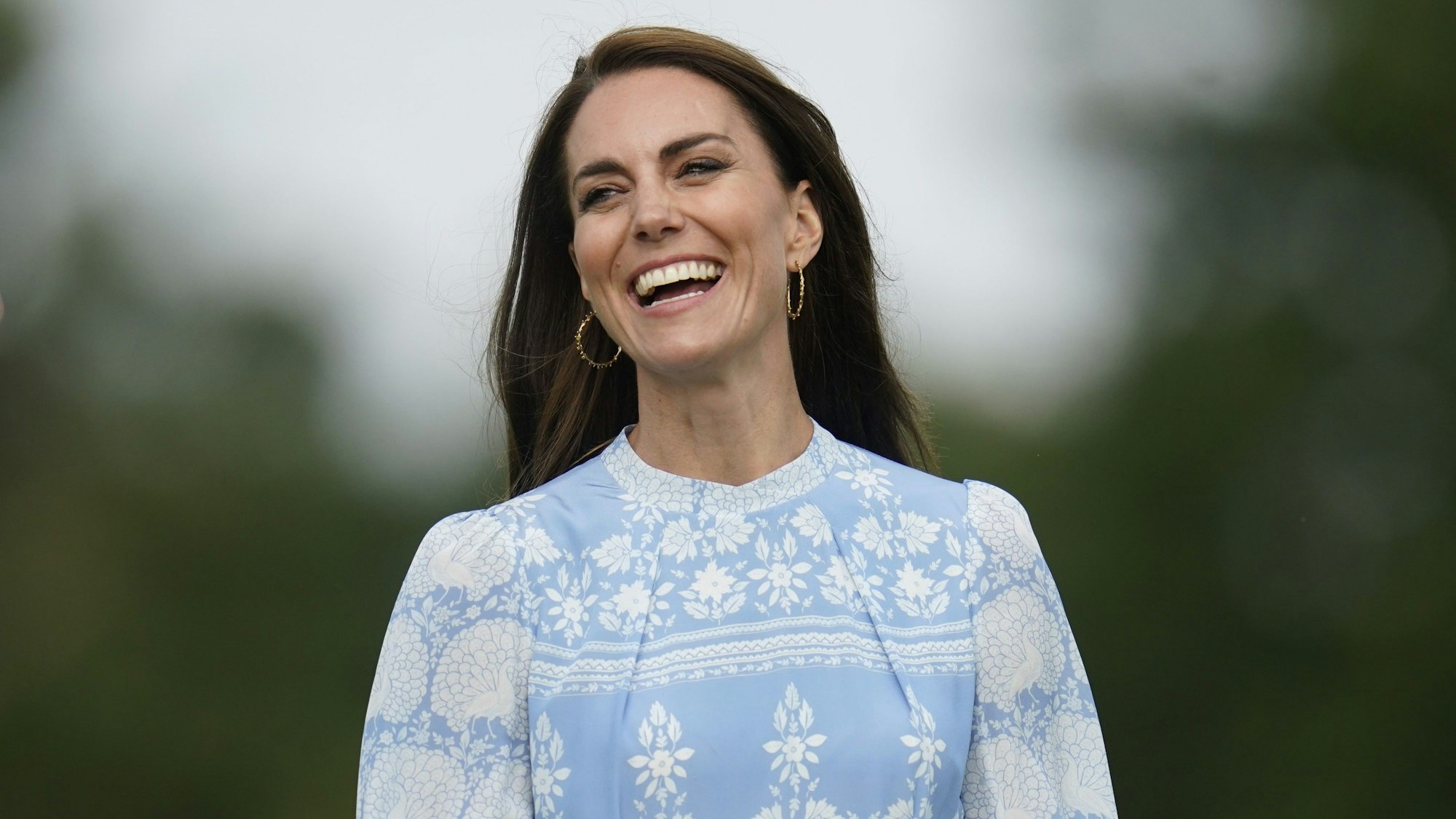 Prinzessin Kate lacht beim Polo-Event ausgelassen.