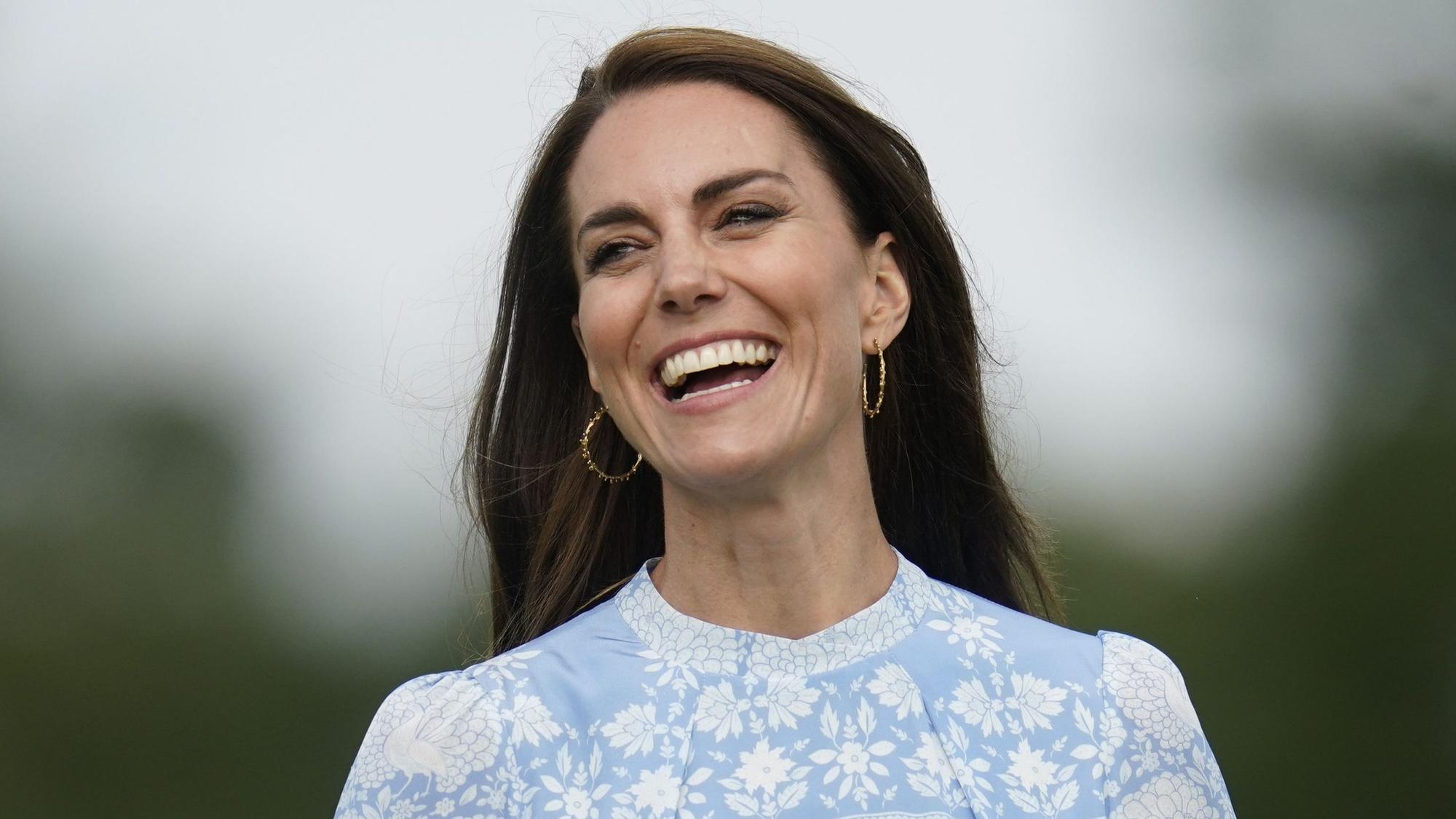 Prinzessin Kate lacht während des Out-Sourcing Inc. Royal Charity Polo Cup 2023 im Guards Polo Club.