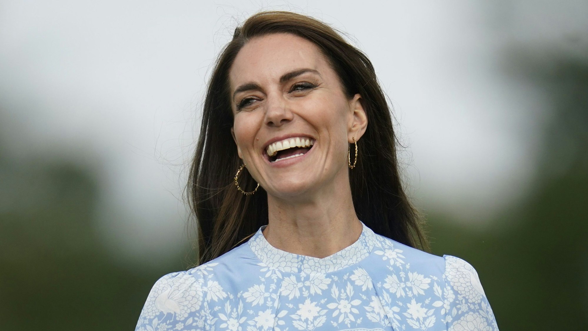 Prinzessin Kate lacht während des Out-Sourcing Inc. Royal Charity Polo Cup 2023 im Guards Polo Club.