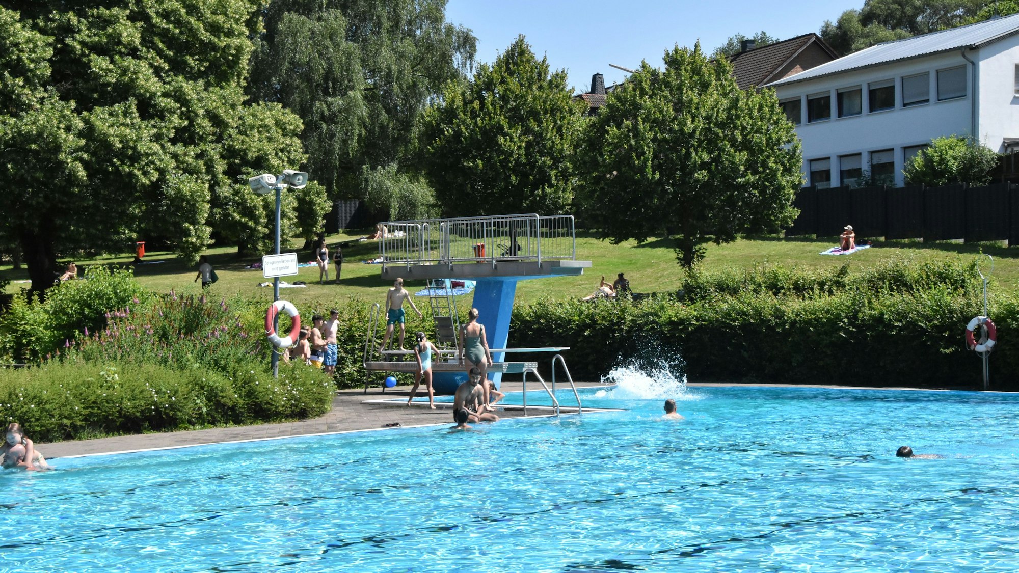 Ein Freibad mit einem Sprungturm.