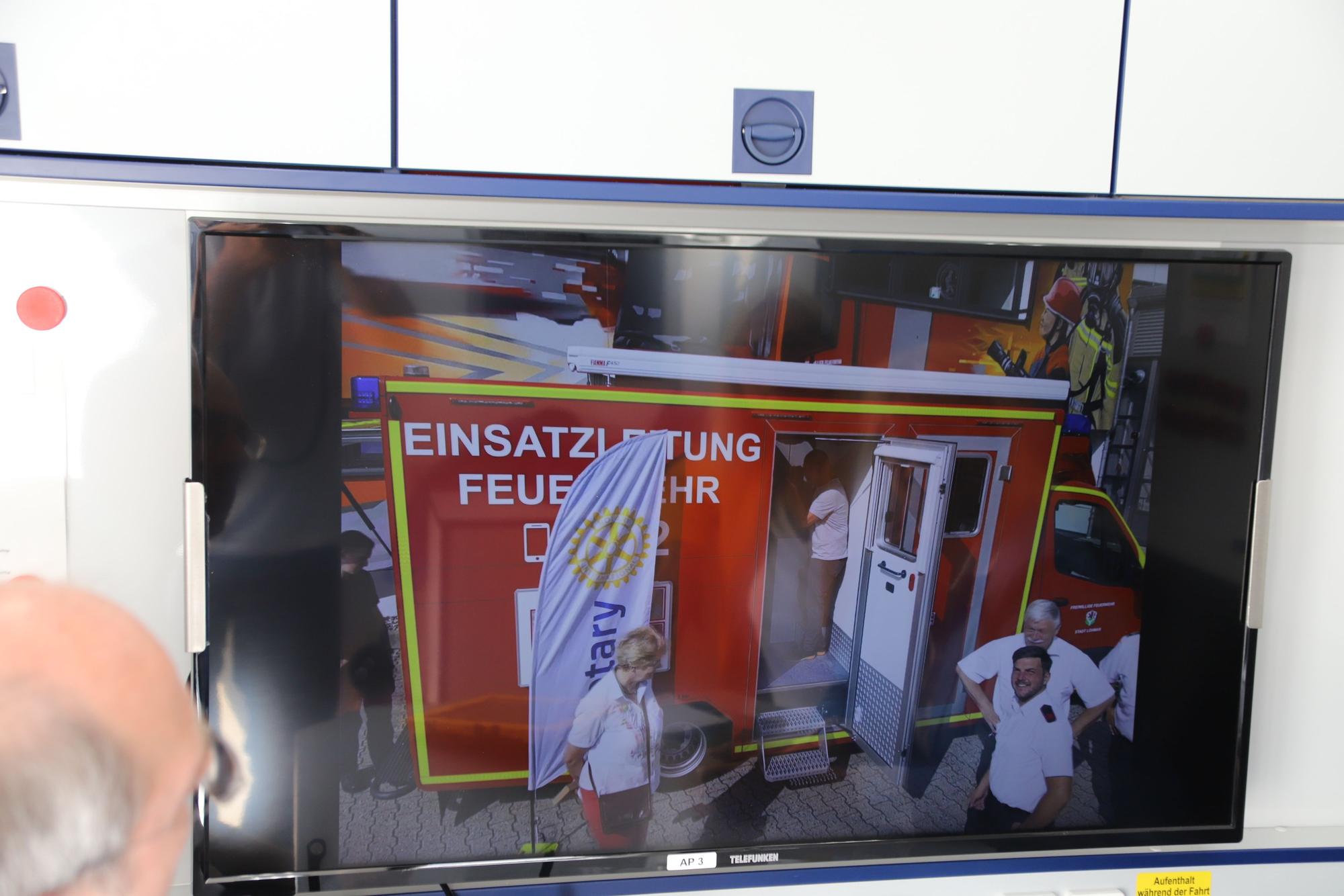 Der Rotary-Club Overath-Rösrath/Bergisches Land hat 16000 Euro für eine Drohne für die Feuerwehr zur Verfügung gestellt. Die Bilder von der Drohne können in den Einsatzleitwagen übertragen worden.