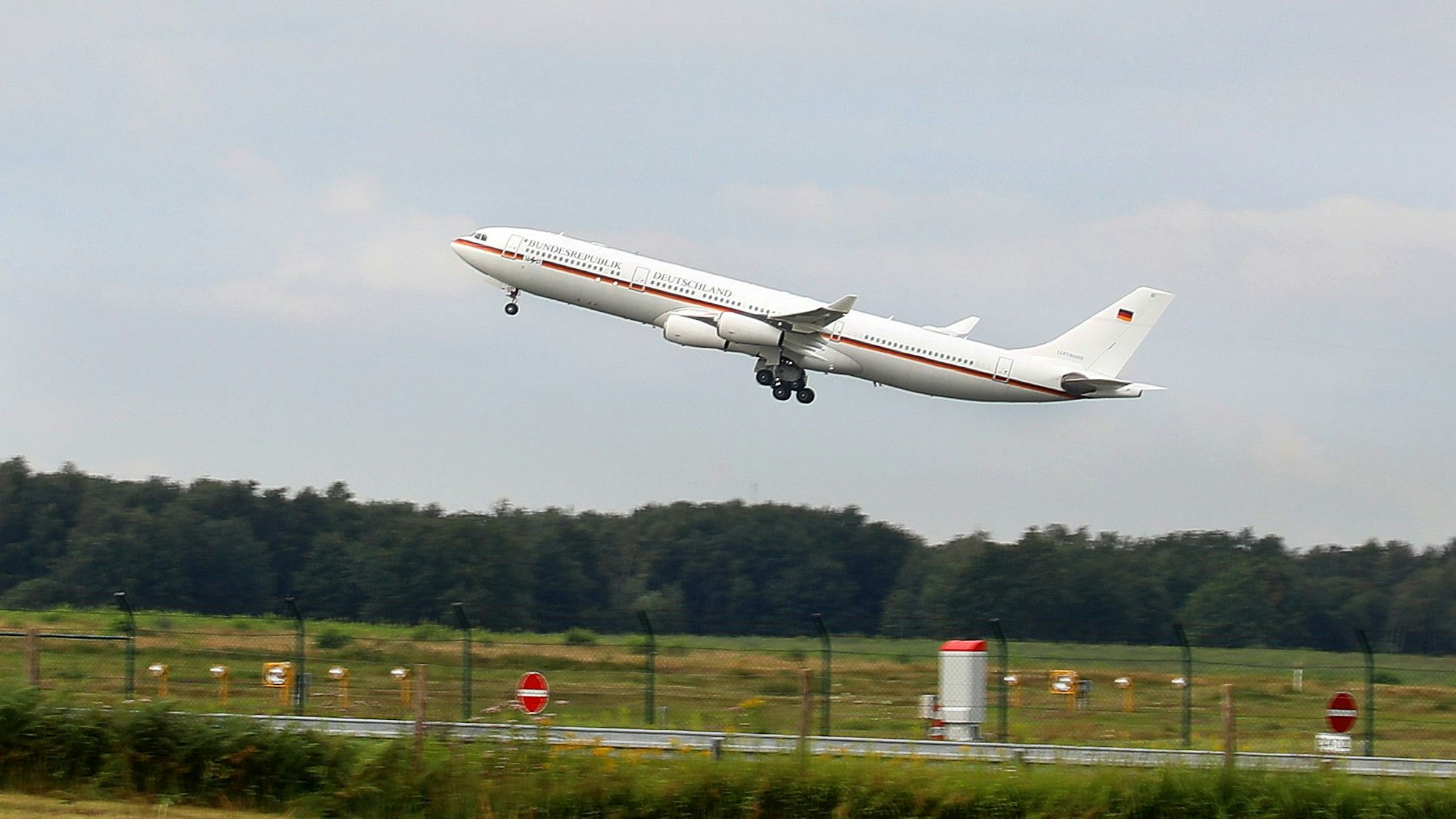 Rhein-Berg, Rösrath, Overath, Sommertour 2021, Etappe 7, Wahner Heide - Heiligenhaus, Landefeuer, Querwindbahn, Einflugschneise, Flughafen Köln/Bonn, Flugzeug, Fluglärm, Start, Luftwaffe