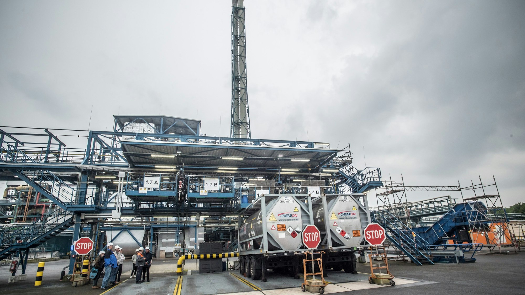 An die Sondermüllverbrennungsanlage von Currenta angeschlossene Tanks mit Abfall zur Entleerung Leverkusen.