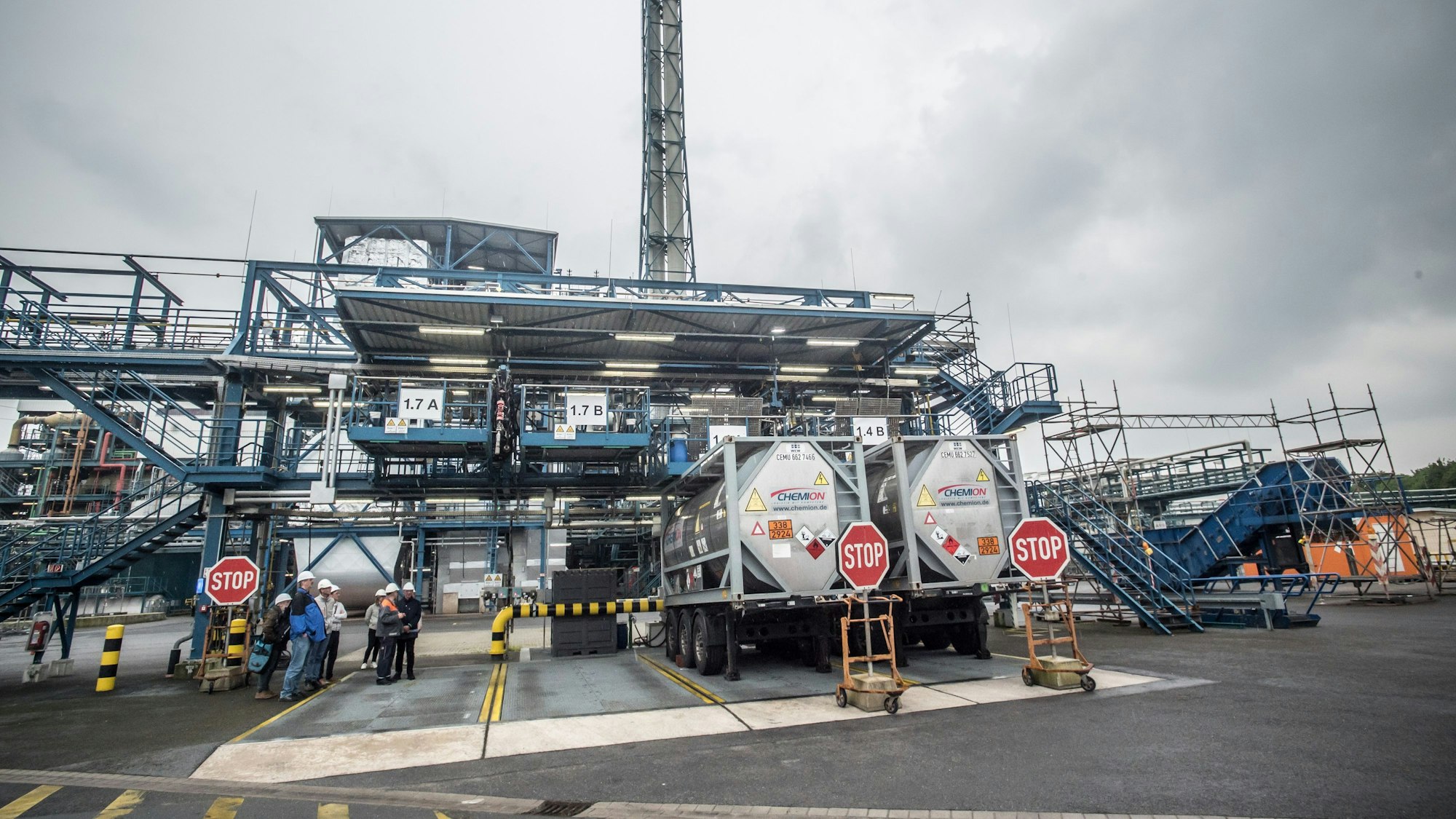 An die Sondermüllverbrennungsanlage von Currenta angeschlossene Tanks mit Abfall zur Entleerung Leverkusen: Rundgang der Mitglieder des Begleitkreises zur Wiederinbetriebnahme.