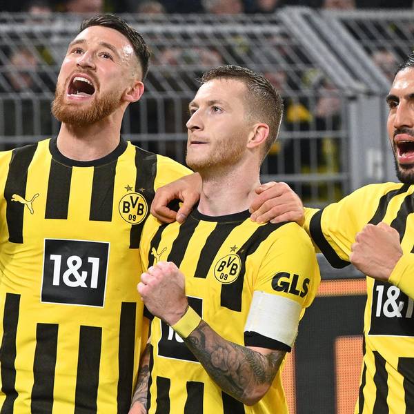 Dortmunds Marco Reus (M) jubelt nach seinem Elfmeter-Tor zum 1:0 mit den Teamkollegen.
