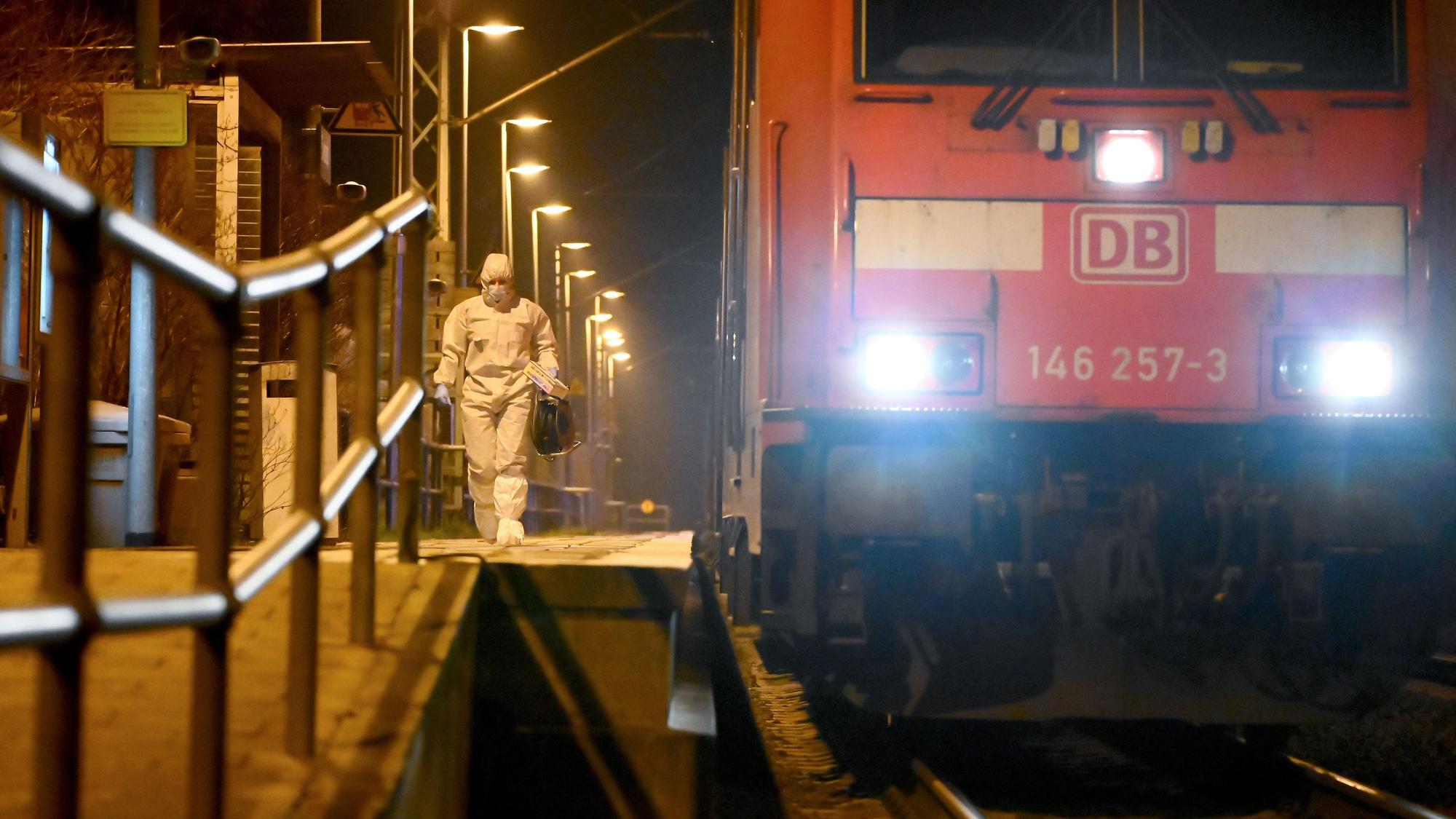 Mitarbeiter der Spurensicherung sind auf einem Bahnsteig neben dem Regionalzug im Bahnhof im Einsatz. (Archivbild)