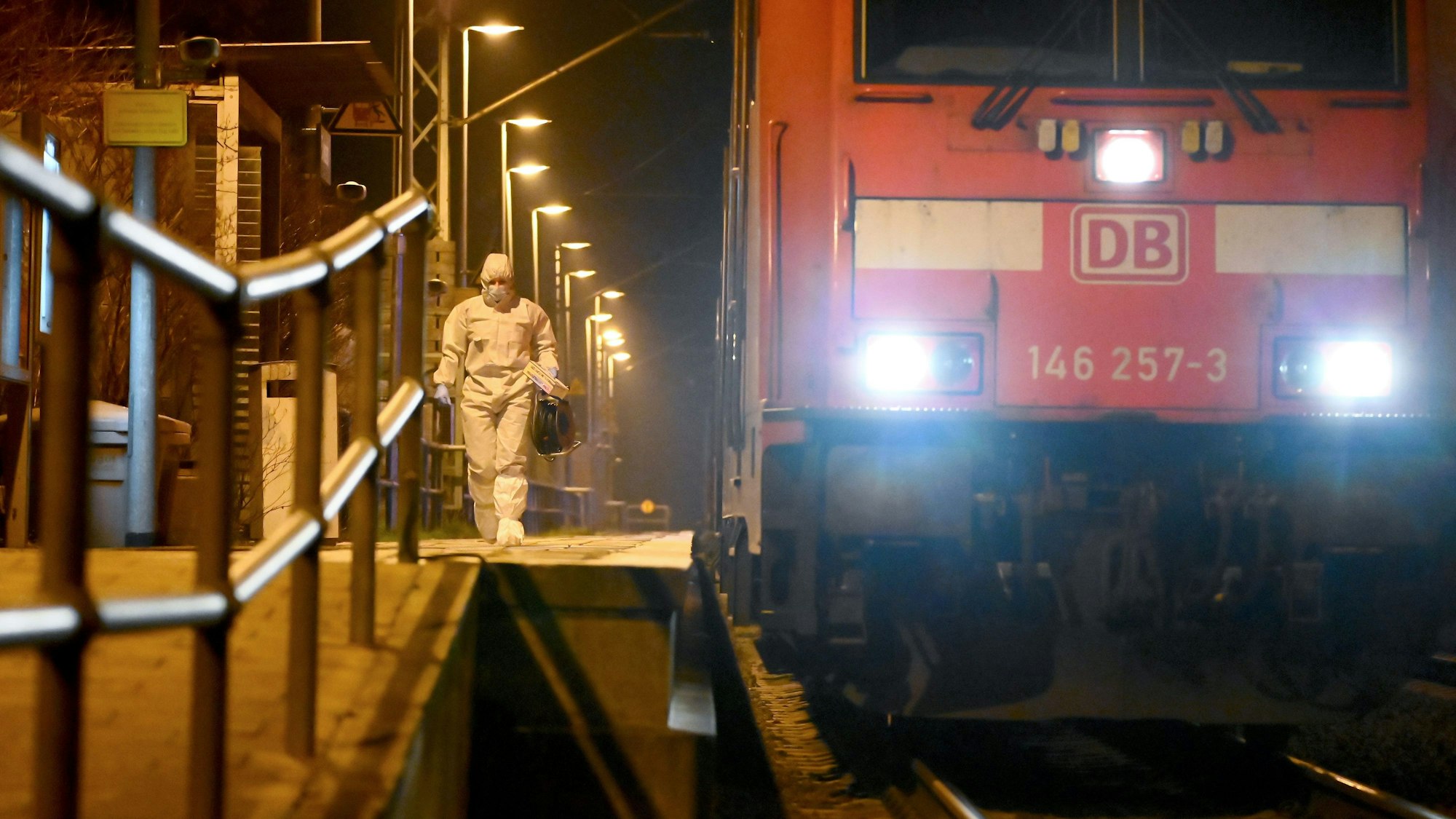 Mitarbeiter der Spurensicherung sind auf einem Bahnsteig neben dem Regionalzug im Bahnhof im Einsatz. (Archivbild)