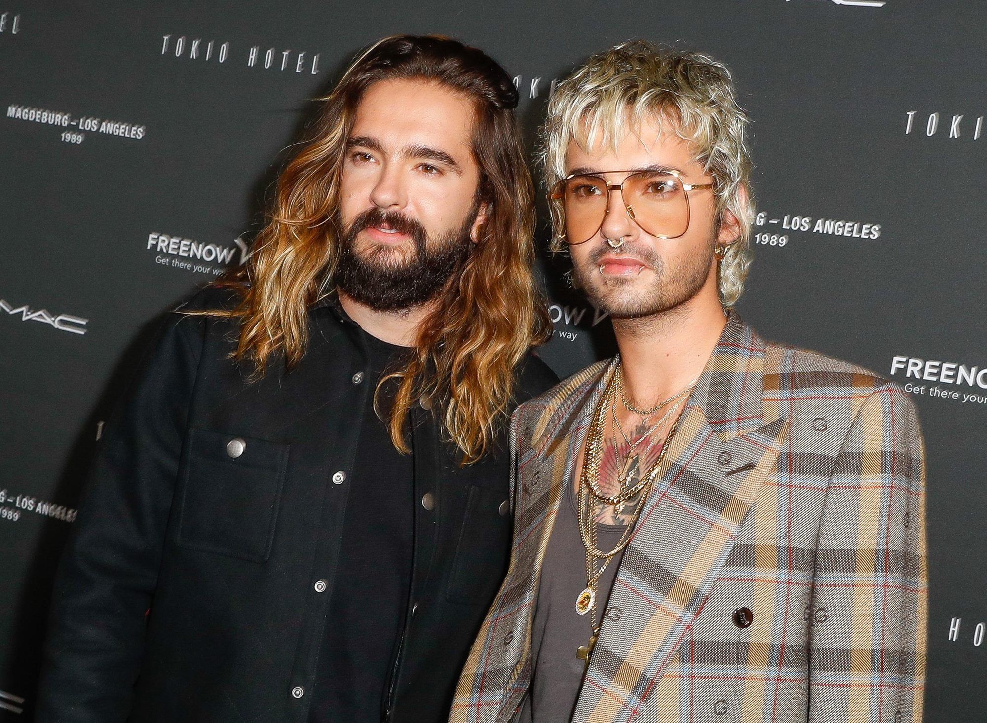 Tom Kaulitz (l) und sein Bruder Bill Kaulitz kommen zu einem Event von Tokio Hotel.