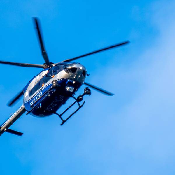 Ein Polizeihubschrauber in der Luft.