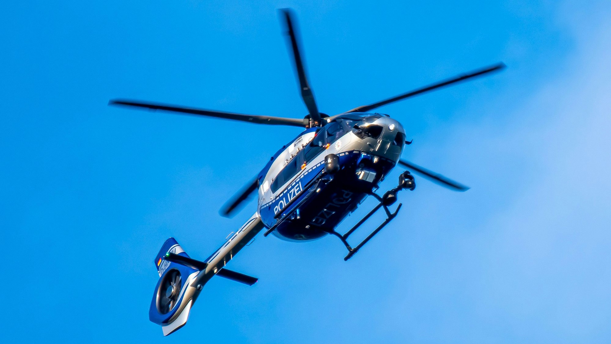 Ein Polizeihubschrauber in der Luft.