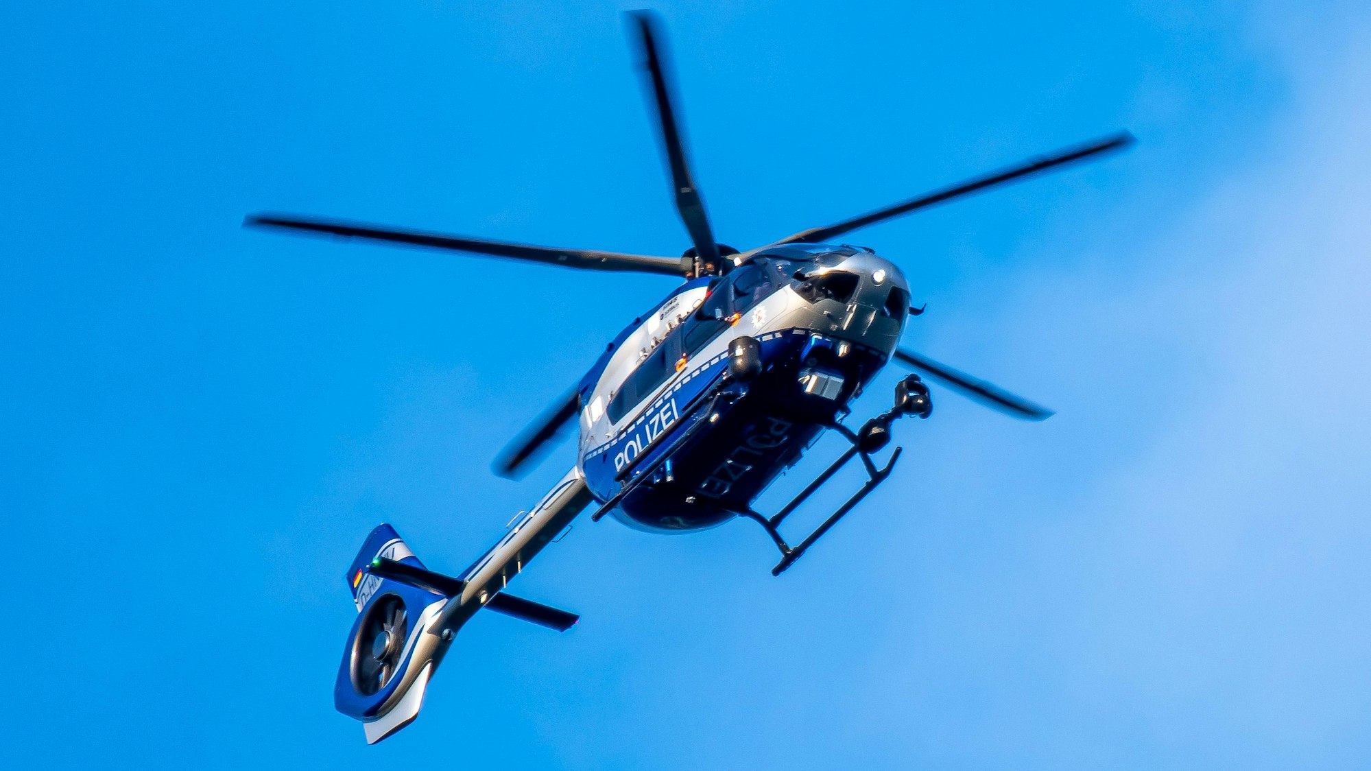 Ein Hubschrauber der Polizei in der Luft.
