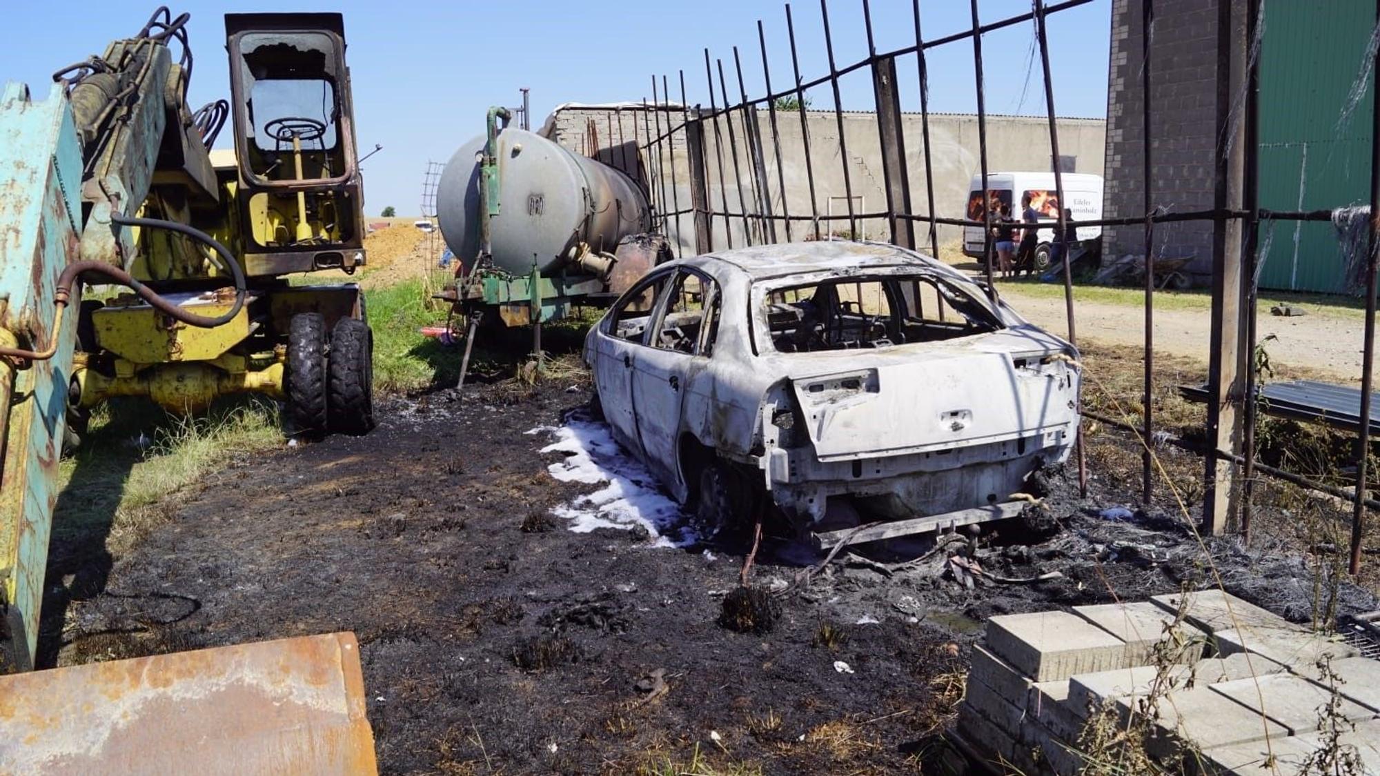 Das Auto ist total ausgebrannt, der Bagger wurde im Bereich der Führerkabine stark beschädigt.