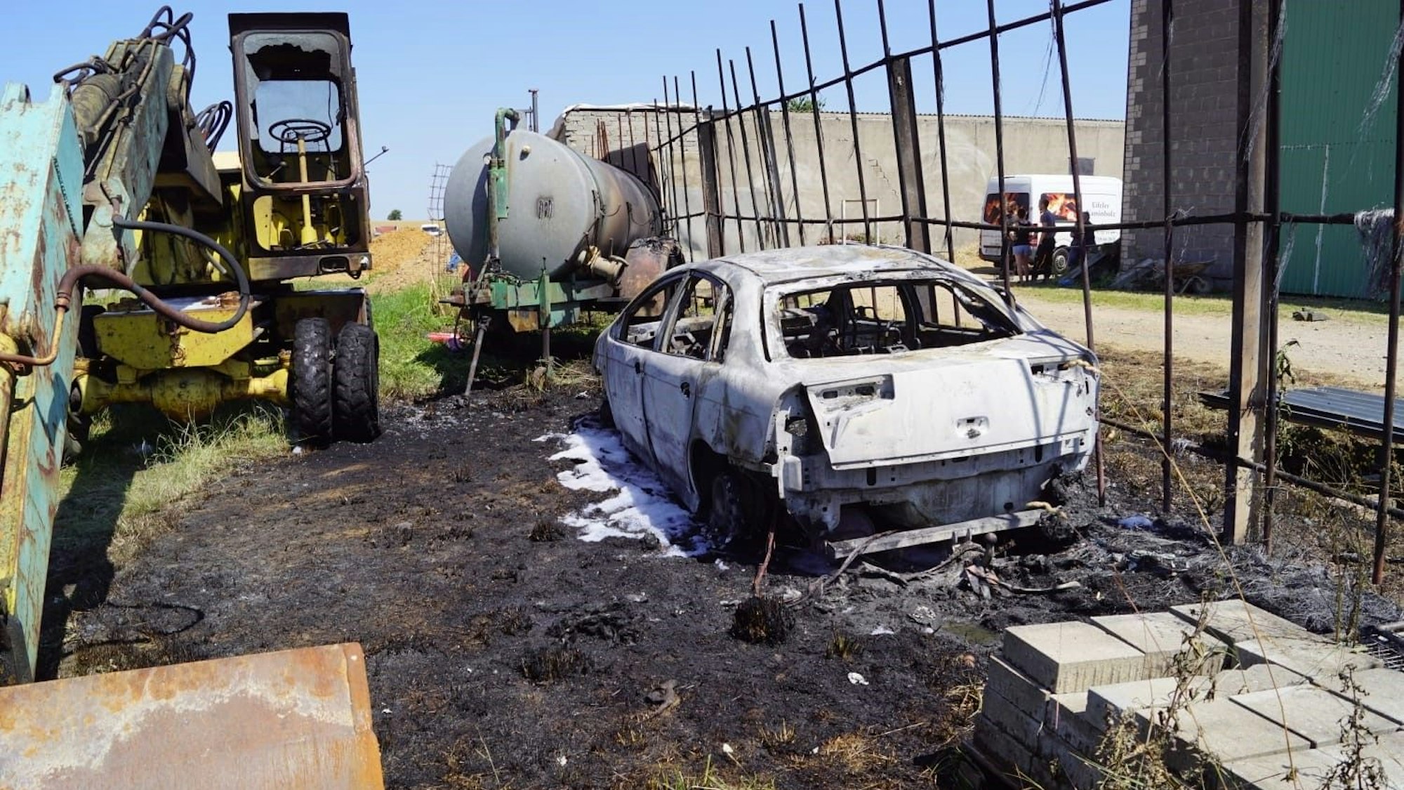 Das Auto ist total ausgebrannt, der Bagger wurde im Bereich der Führerkabine stark beschädigt.