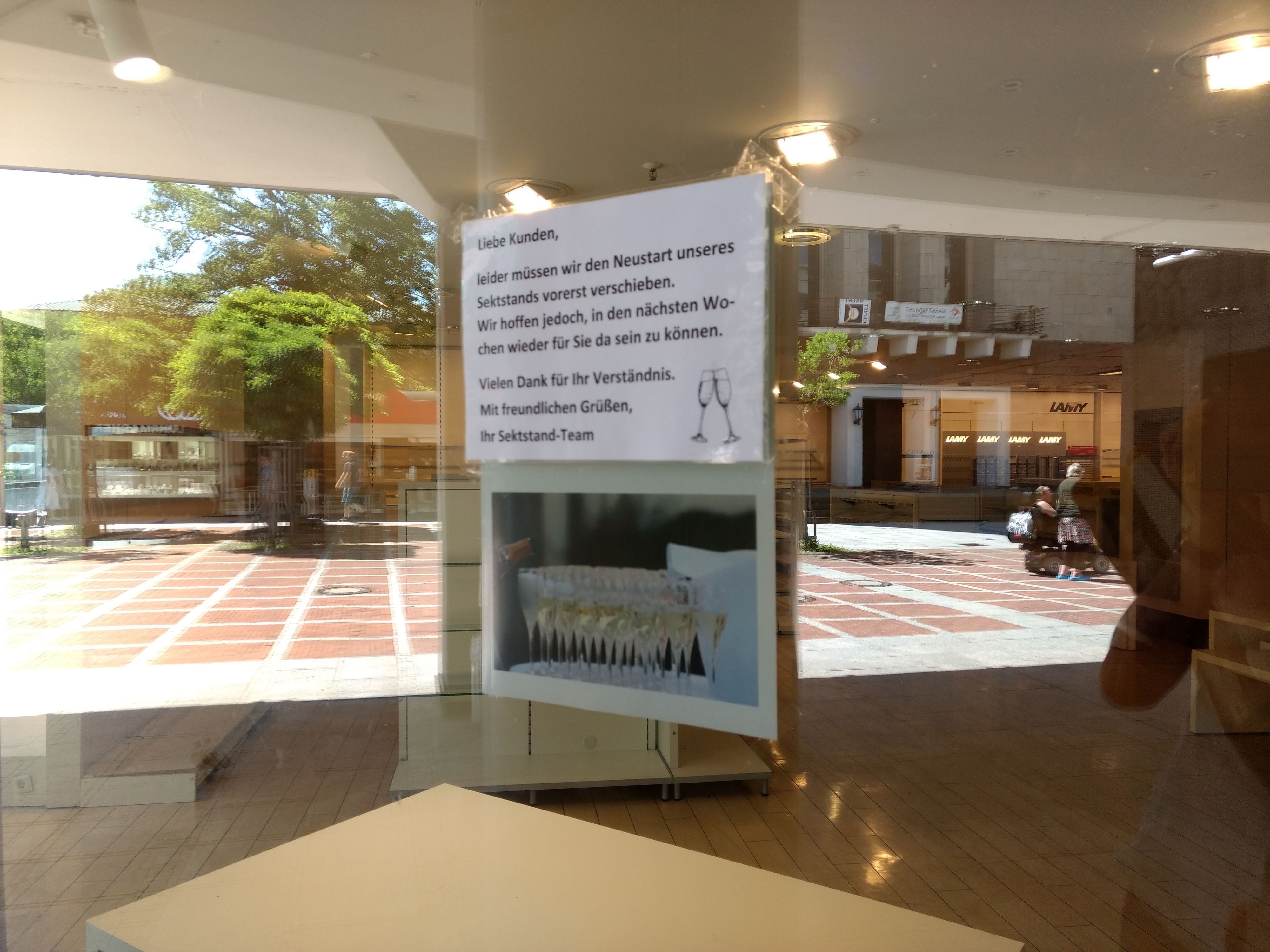 Die Schaufensterfront der Kaufhof-Filiale in Leverkusen