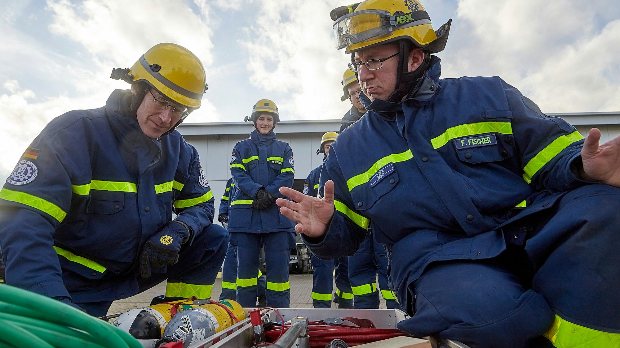 Das Foto zeigt den Bundestagsabgeordneten Detlef Seif bei der Ausbildung beim THW in Euskirchen im Dezember 2022.