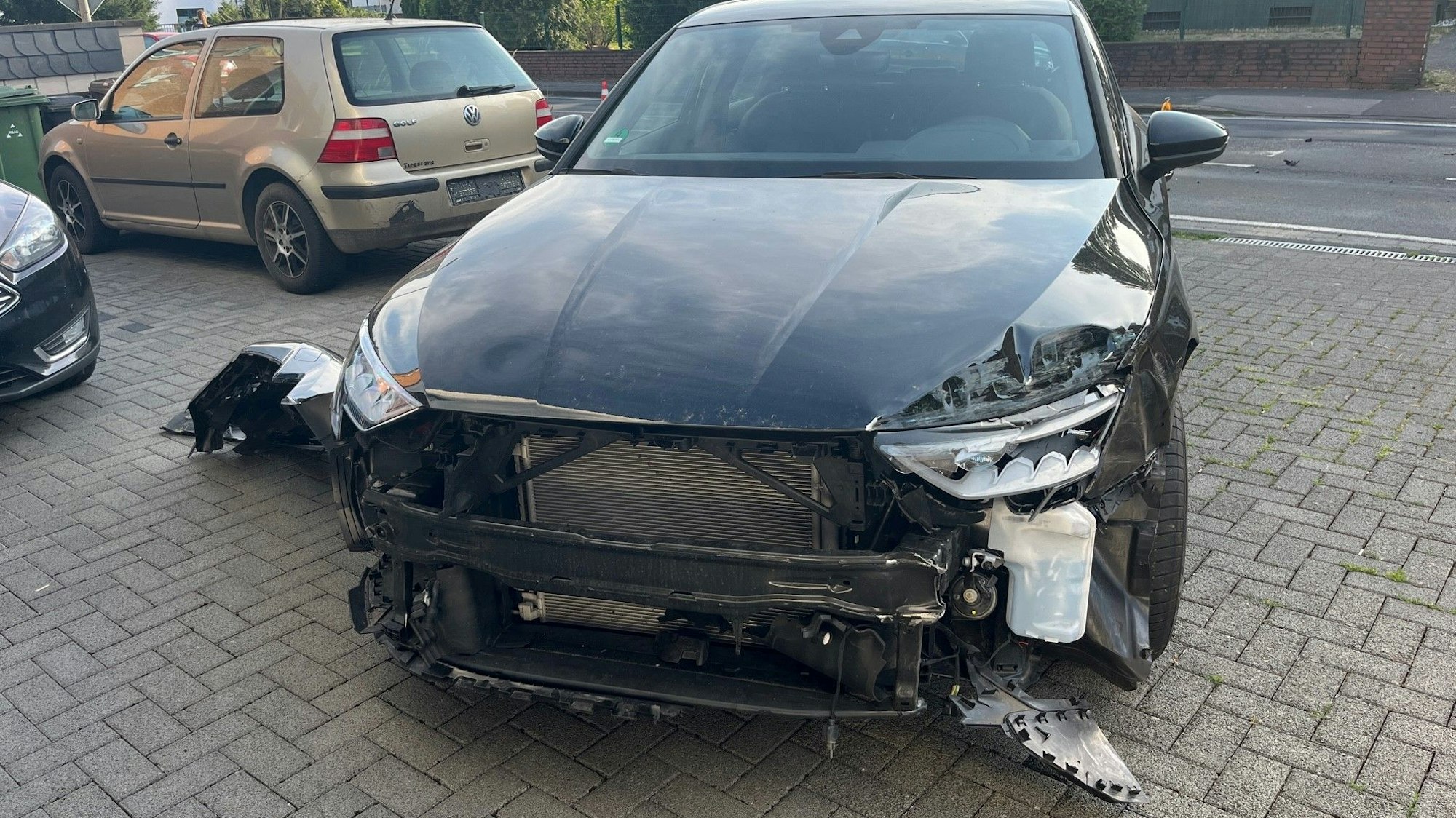 In Sankt Augustin-Niederpleis ist auf der Pleistalstraße ein Streifenwagen mit einem anderen Fahrzeug kollidiert, dessen Front schwer beschädigt wurde. DIe Stoßstange riss ab.
