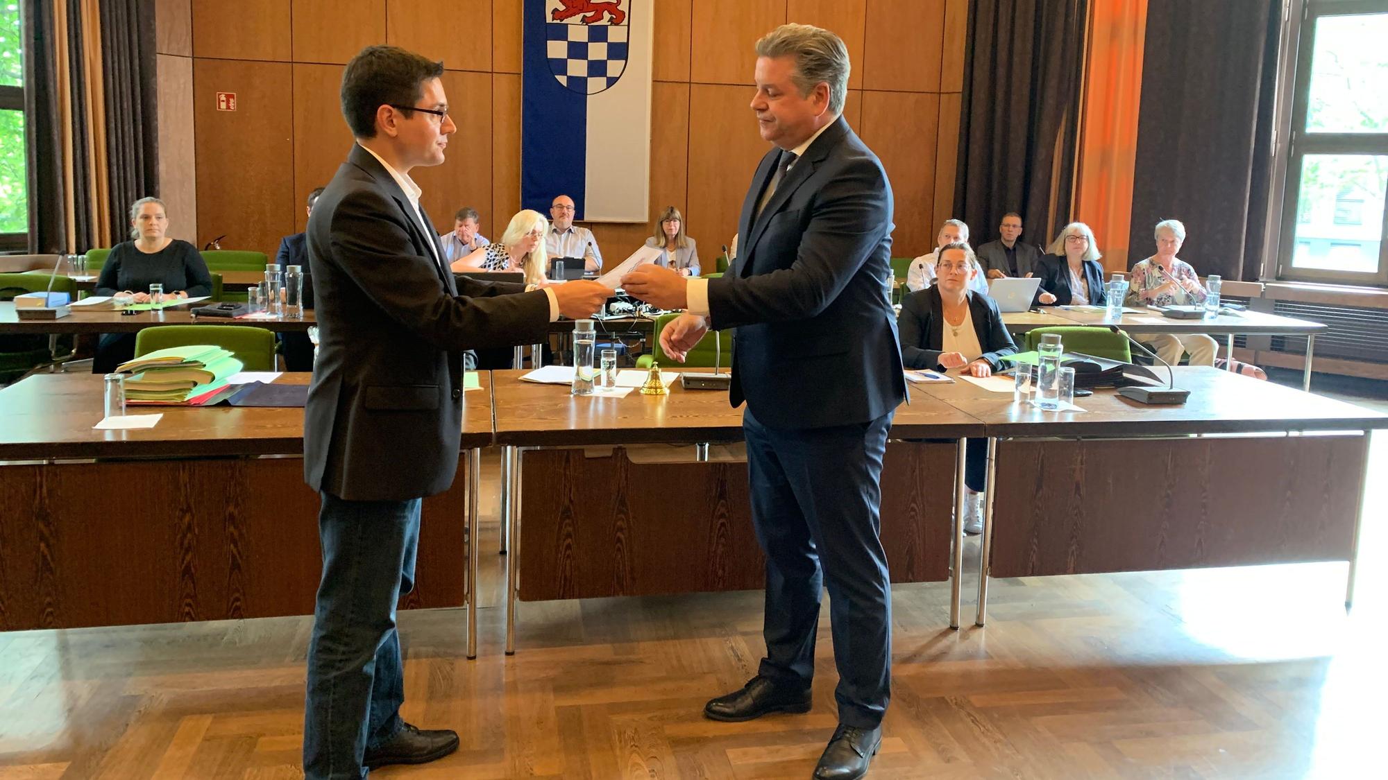 SPD-Fraktionsvorsitzender Marc Knülle (r.) erhält von Büregermeister Max Leitterstorf die Urkunde als Stadtältester.