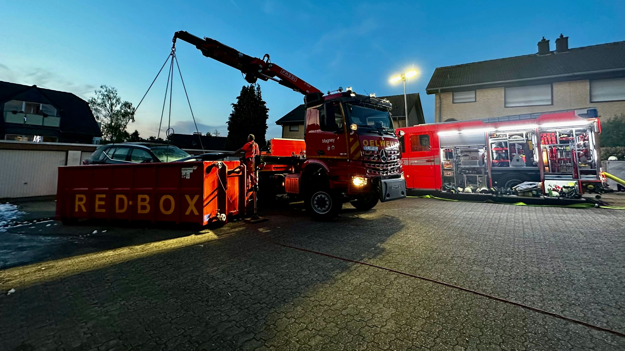 Die Einsatzstelle im Stadtteil Moitzfeld von Bergisch Gladbach. Das Auto wird in einen Container gehoben.
