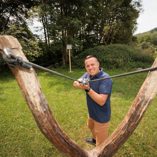 Ein Mann an einer Fletsche.