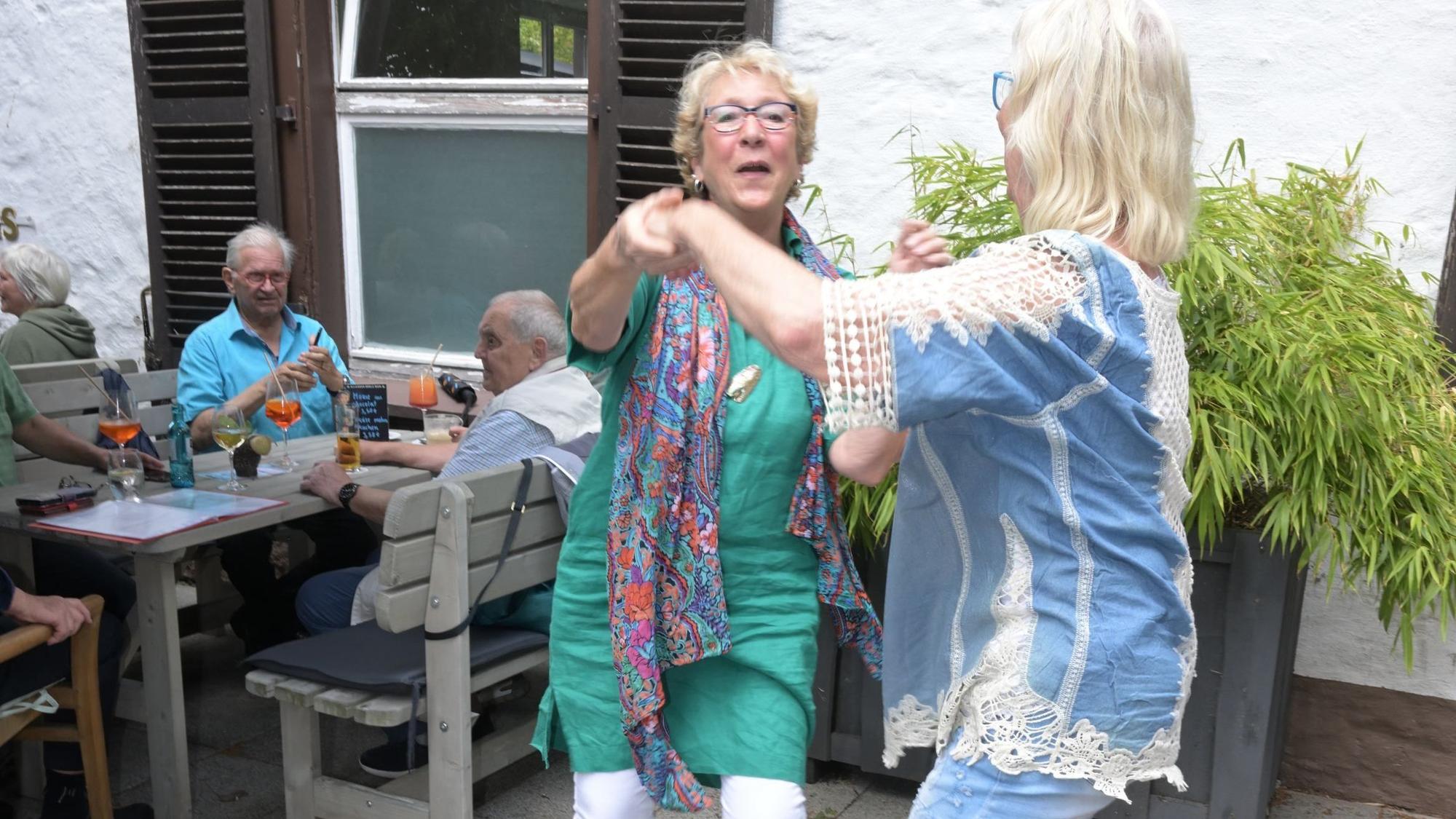 Tanzcafé für Senioren Gasthaus Paas
Lena und Petra schwingen das Tanzbein