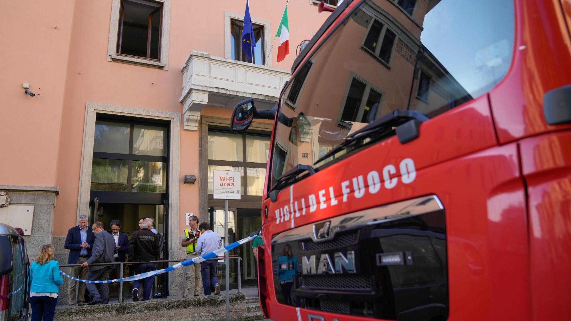 Ein Feuerwehrauto steht vor dem Pflegeheim, in dem über Nacht ein Feuer ausbrach.