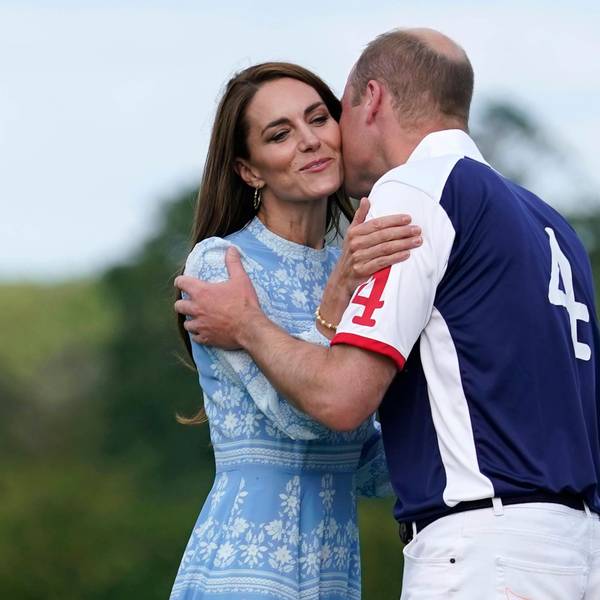 Prinzessin Kate und Prinz William genießen das Polo-Charity-Event und küssen sich.