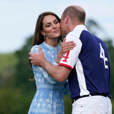Prinzessin Kate und Prinz William genießen das Polo-Charity-Event und küssen sich.