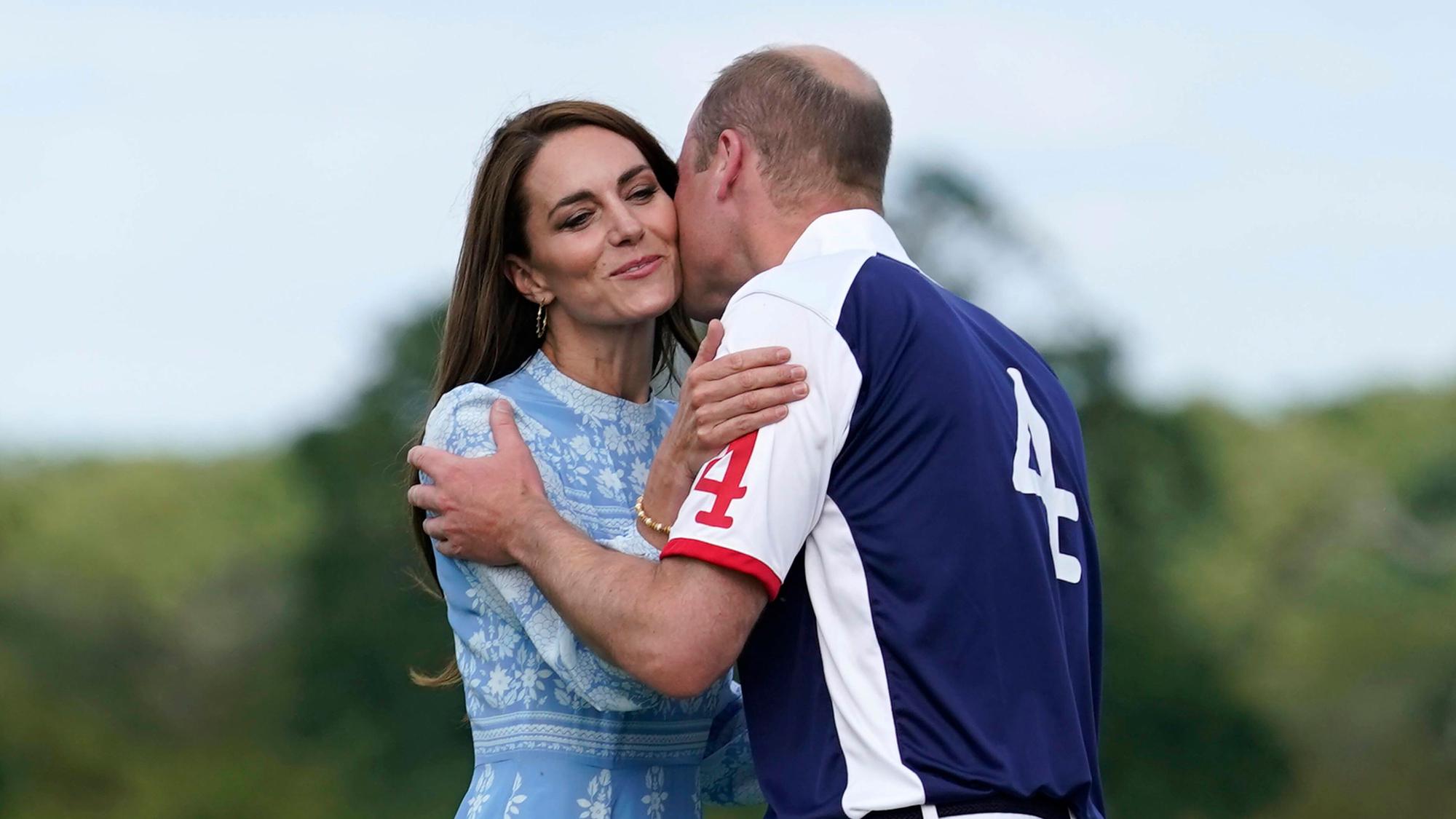 Prinzessin Kate und Prinz William genießen das Polo-Charity-Event und küssen sich.