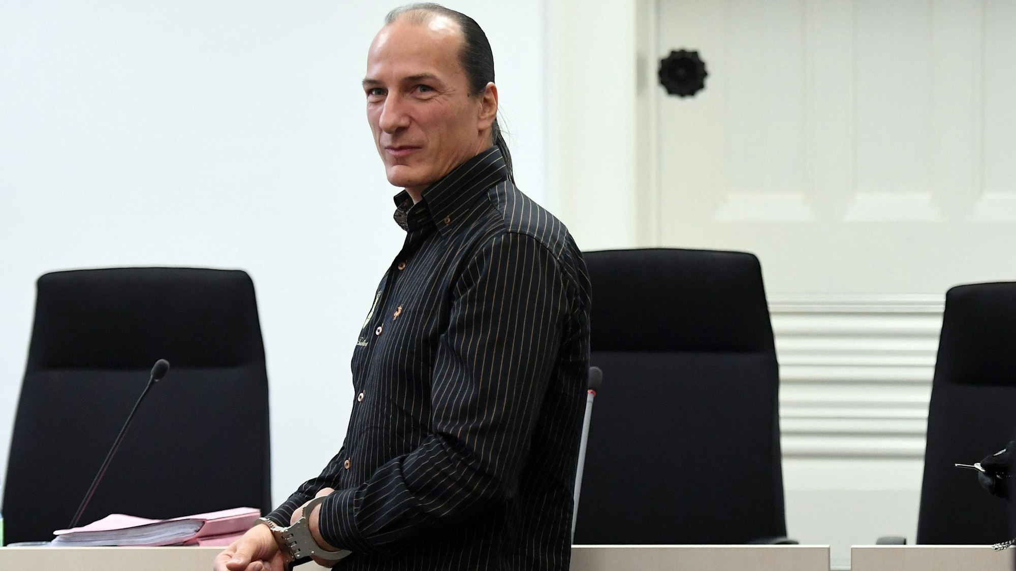 Der selbst ernannte „König von Deutschland“, Peter Fitzek, betritt am 20.10.2016 in Handschellen den Gerichtssaal im Landgericht in Halle/Saale (Sachsen-Anhalt).