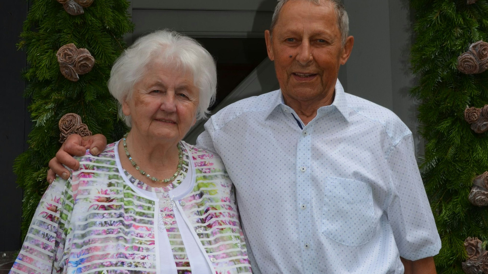 Das Paar vor seinem Haus in Bladersbach.