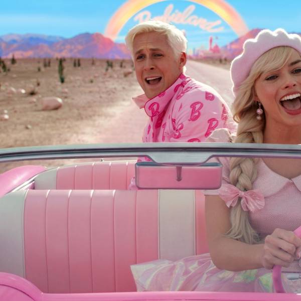 Ryan Gosling als Ken und Margot Robbie als Barbie in einer Szene des Films „Barbie“.