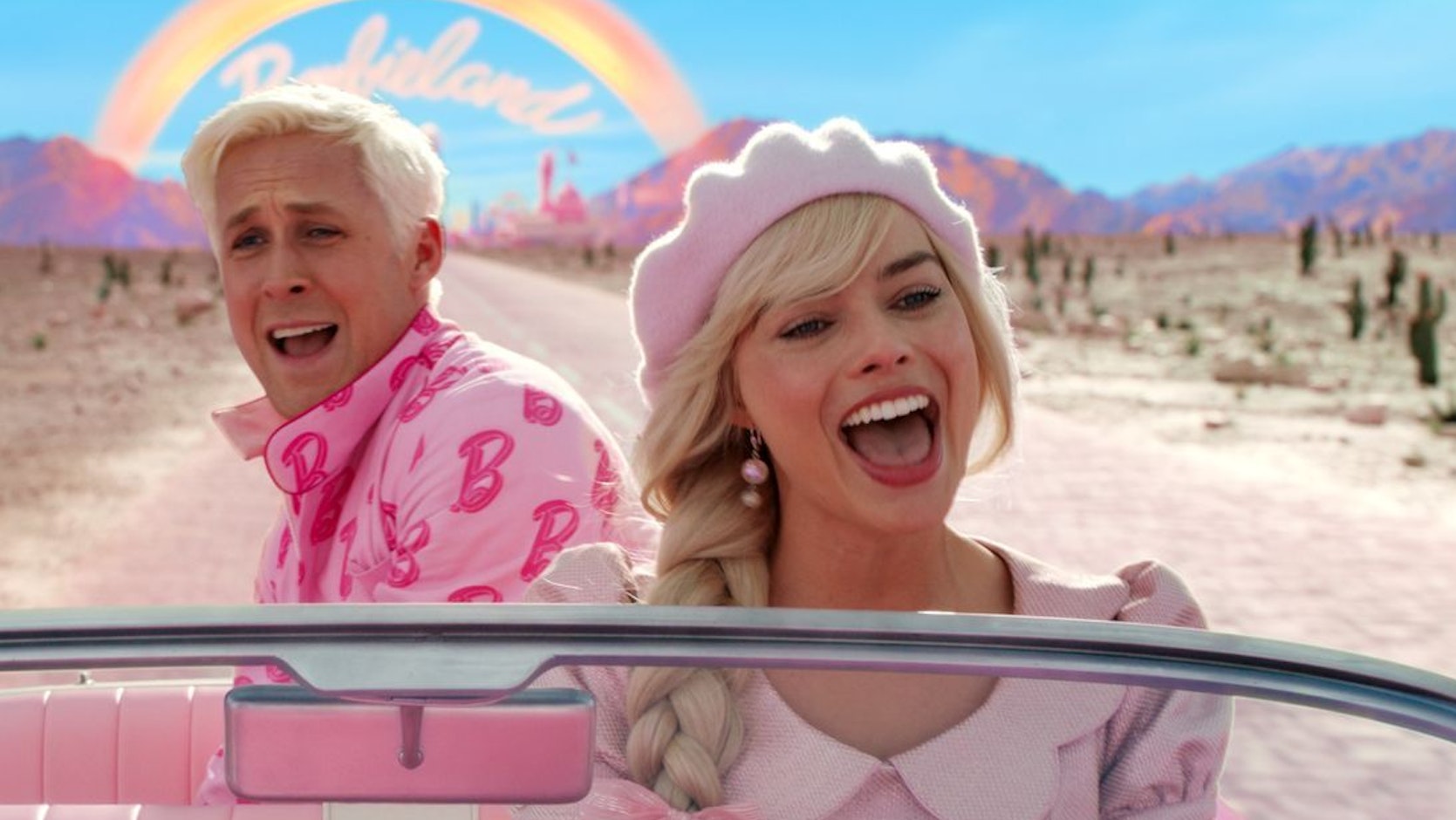 Ryan Gosling als Ken und Margot Robbie als Barbie in einer Szene des Films „Barbie“.
