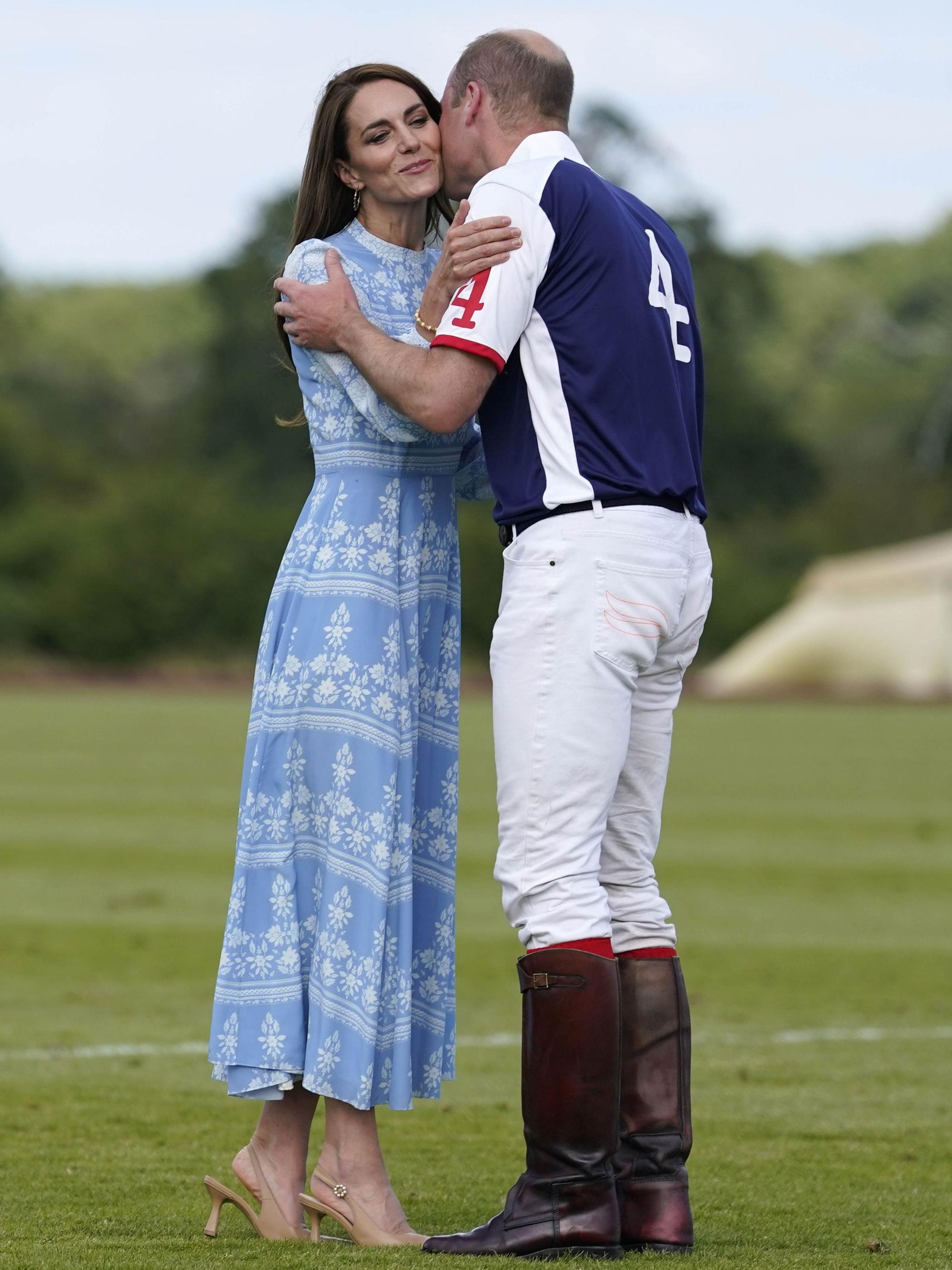 Prinzessin Kate und Prinz William küssen sich.