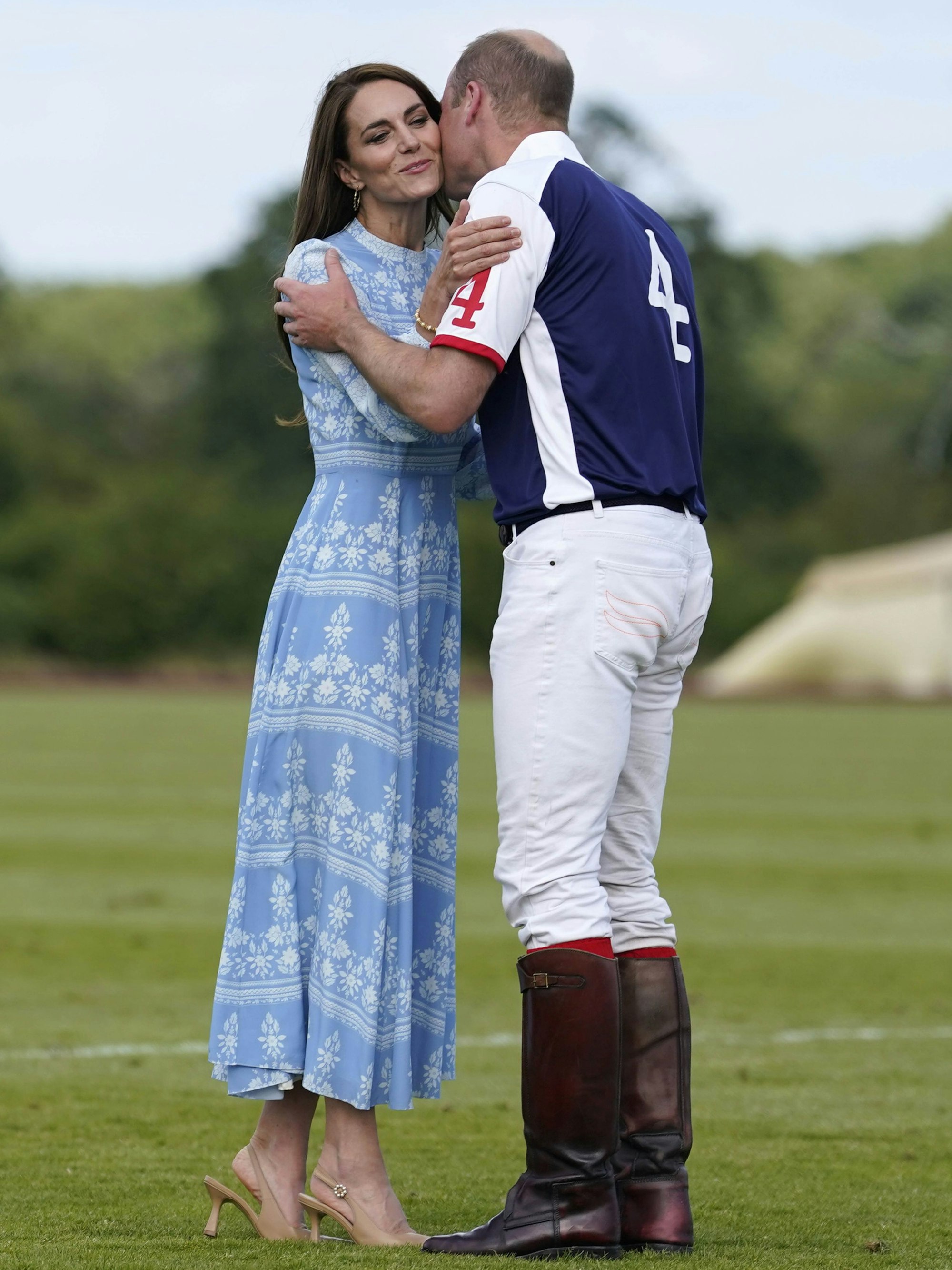 Prinzessin Kate und Prinz William küssen sich.