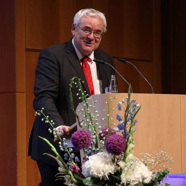 Rektor Axel Freimuth steht an einem Rednerpult in der Aula der Universität zu Köln.