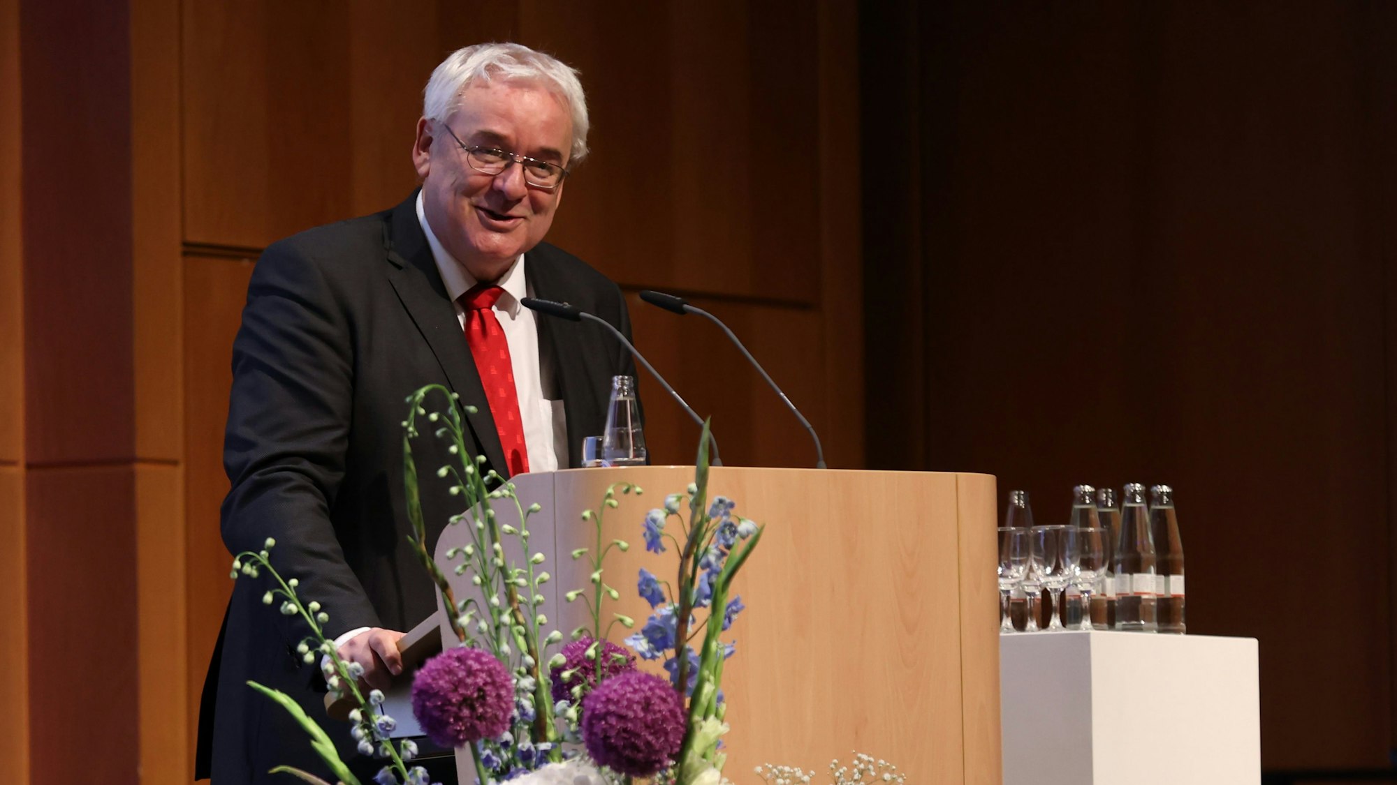Rektor Axel Freimuth steht an einem Rednerpult in der Aula der Universität zu Köln.