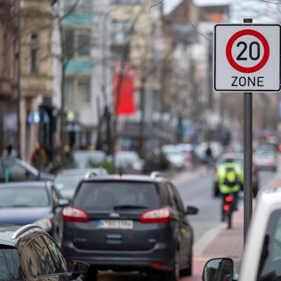 Ein Fahrradfahrer fährt über den Fahrradstreifen der Venloer Straße in Ehrenfeld.