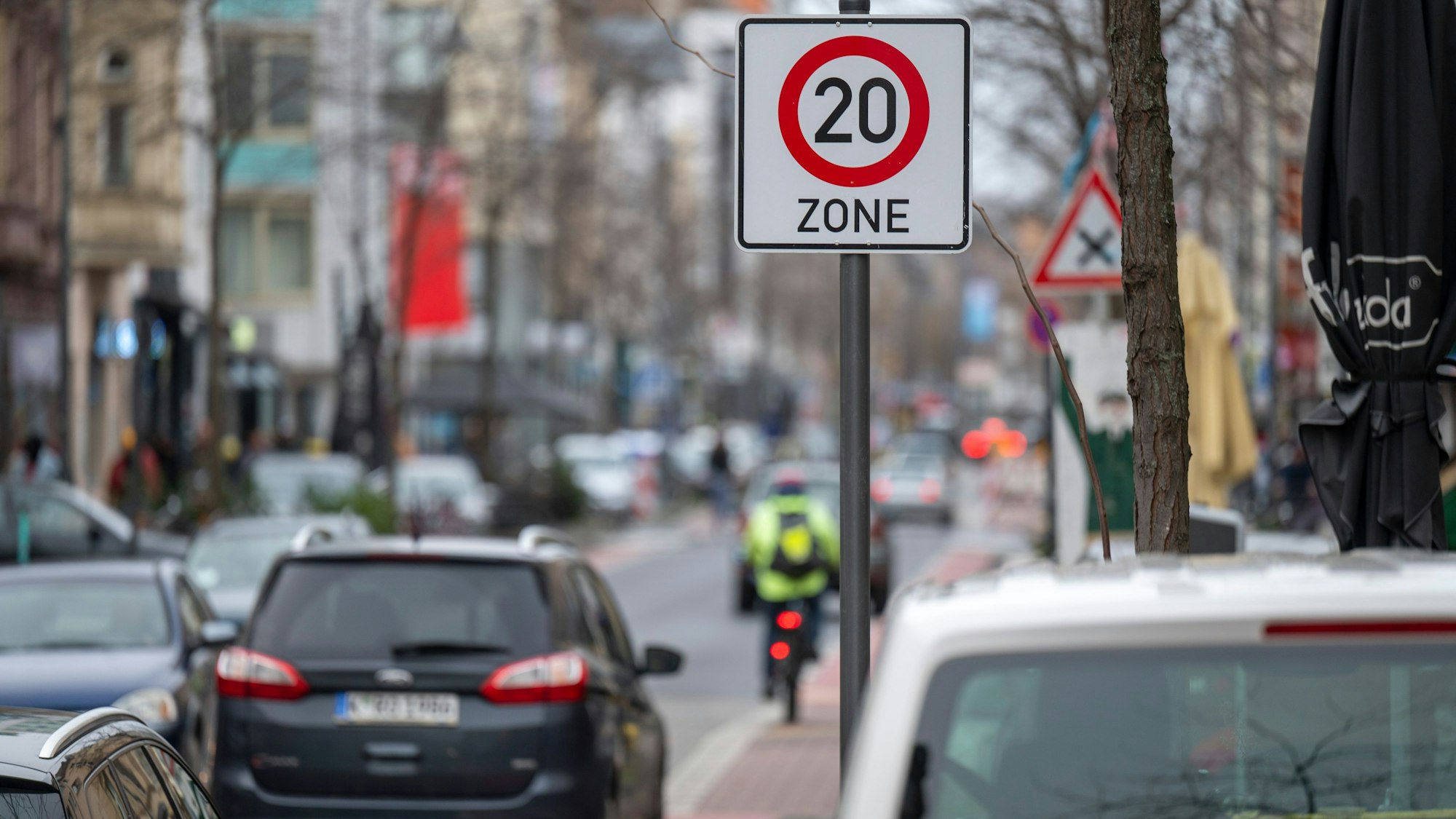 Ein Fahrradfahrer fährt über den Fahrradstreifen der Venloer Straße in Ehrenfeld.
