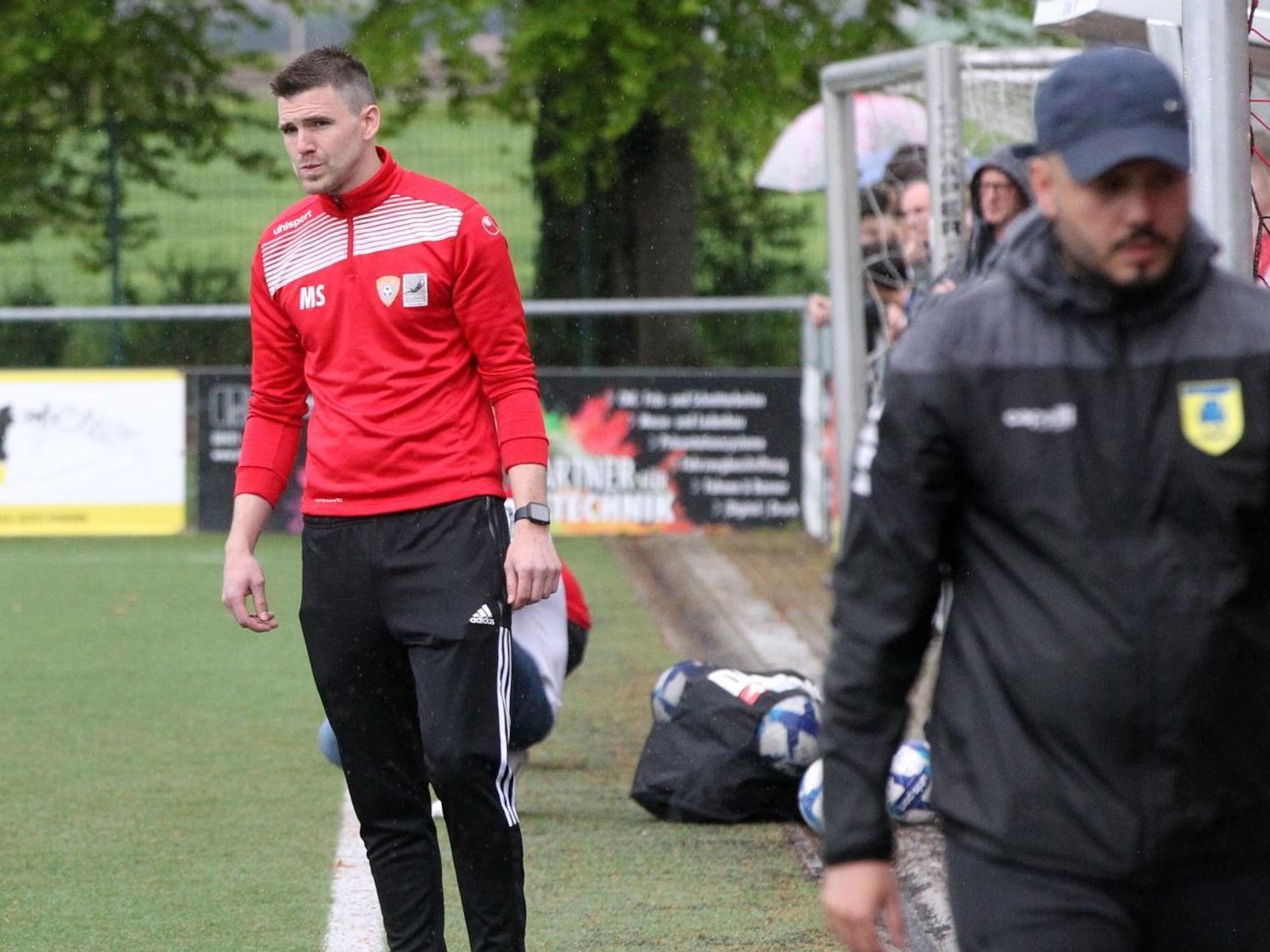 Marcel Schmitz, Trainer der B-Jugend der JSG Erft 01, steht am Spielfeldrand.