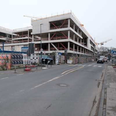 Das Bild zeigt die Baustelle der Heliosschule im April 2021.