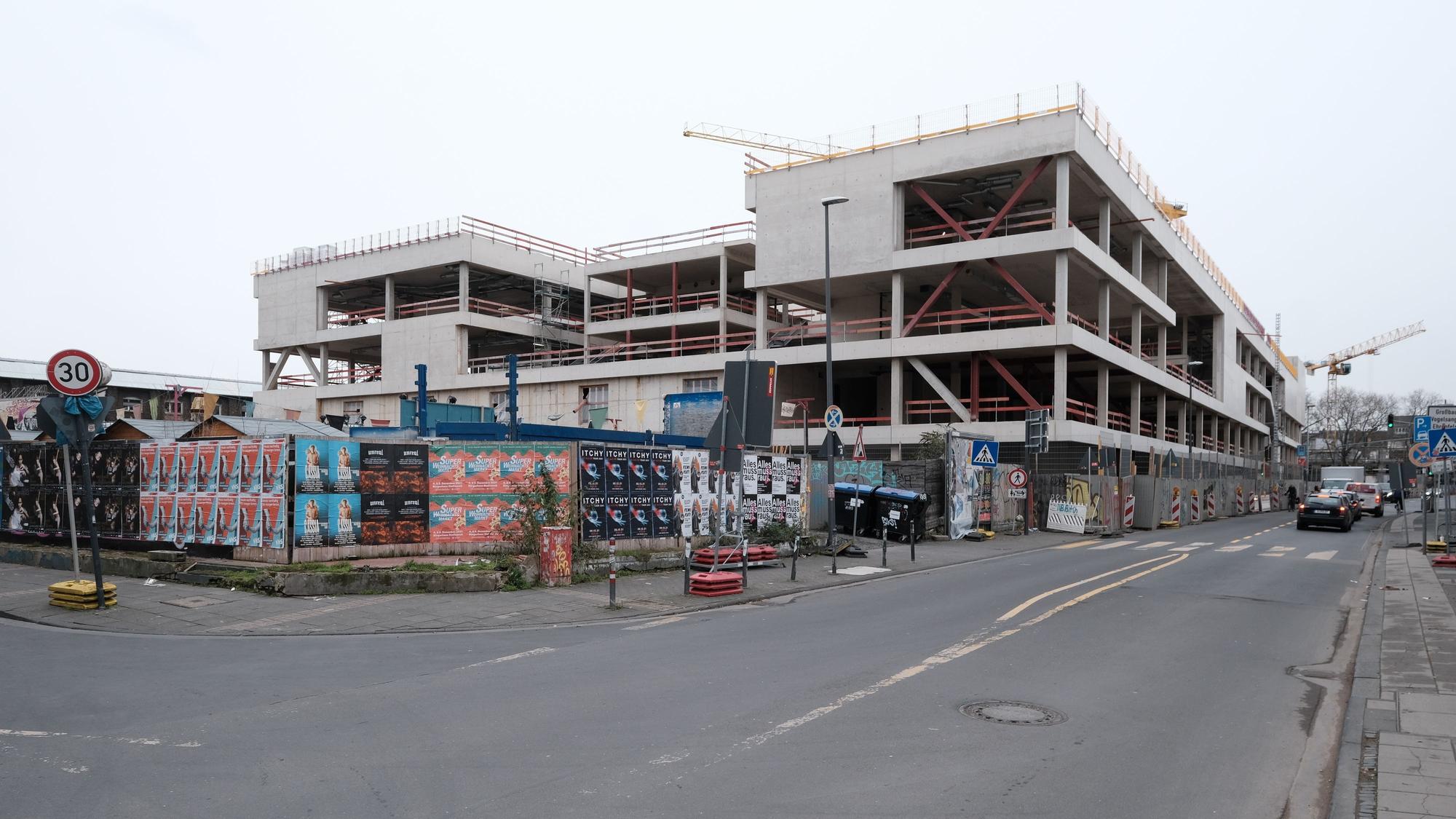 Das Bild zeigt die Baustelle der Heliosschule im April 2021.