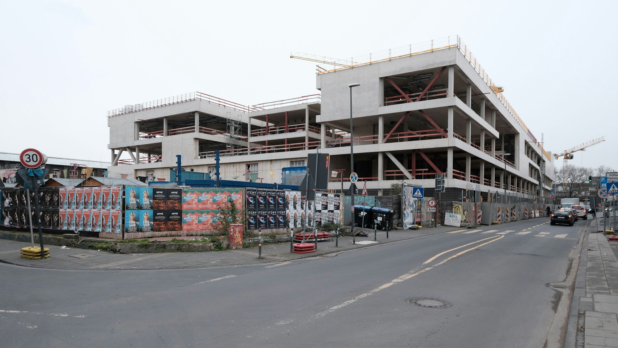 Das Bild zeigt die Baustelle der Heliosschule im April 2021.